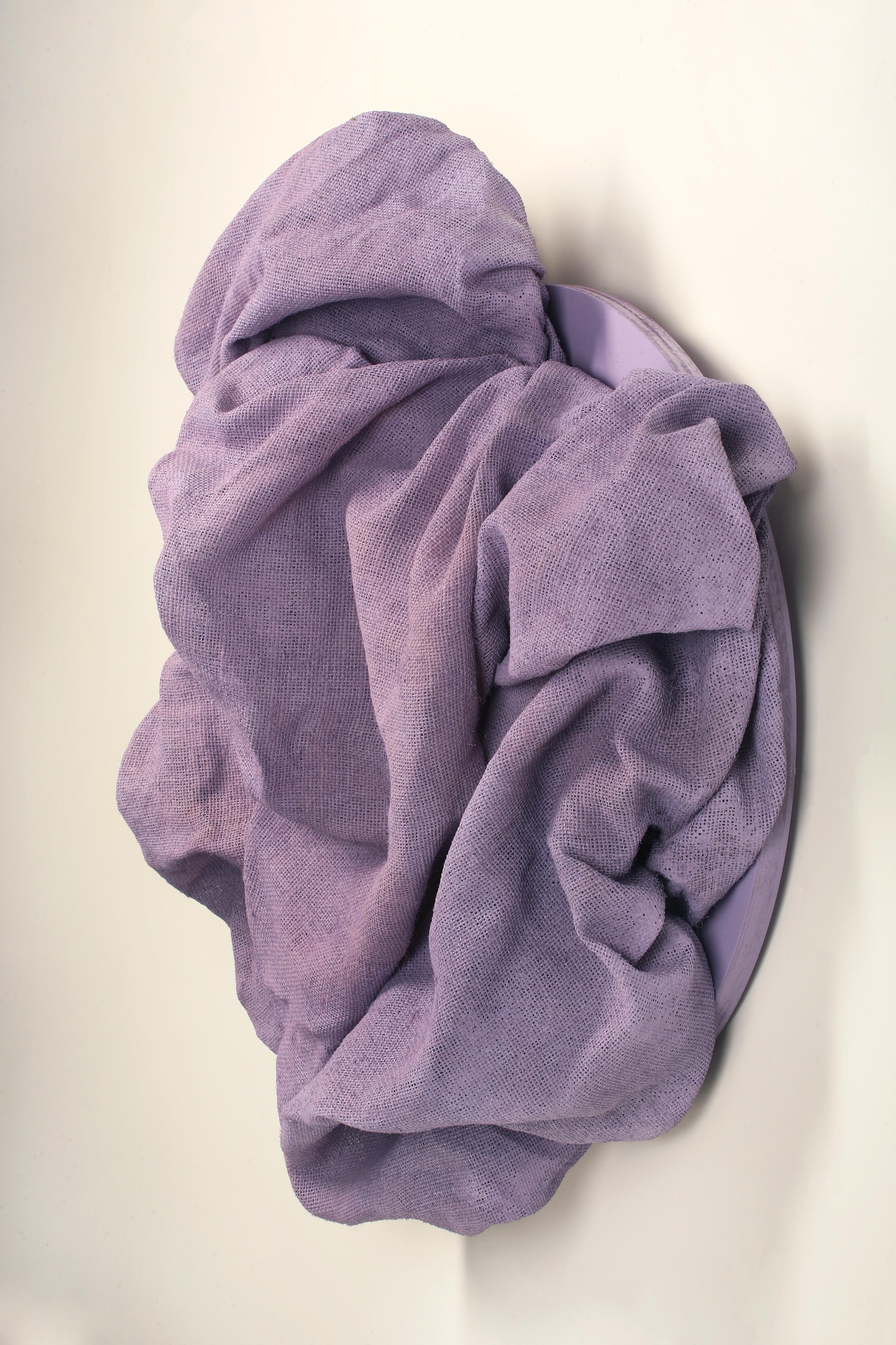 „Lavender Folds“ Wandskulptur – Stoff, monochrom, lila im Angebot 1