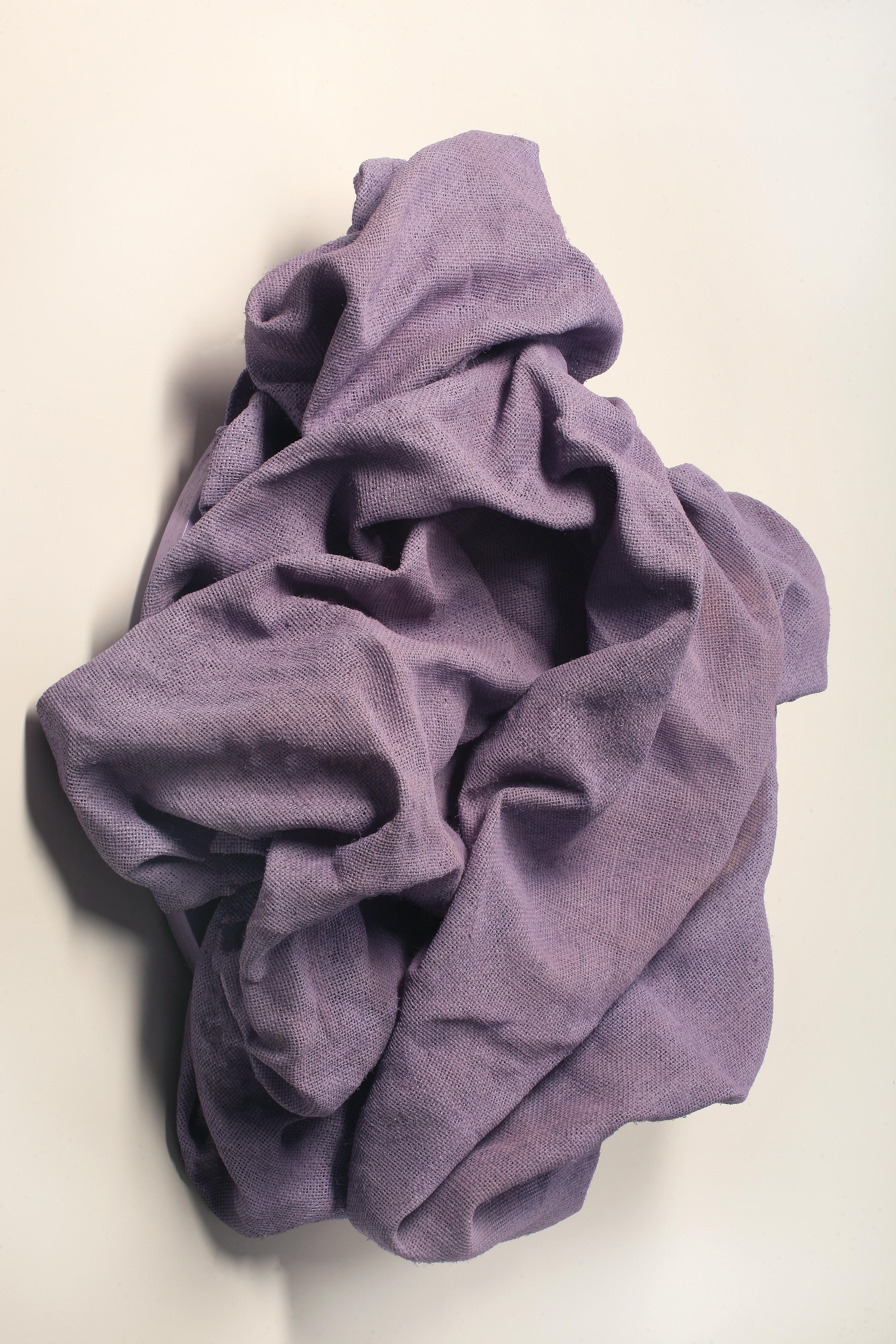 „Lavender Folds“ Wandskulptur – Stoff, monochrom, lila im Angebot 2