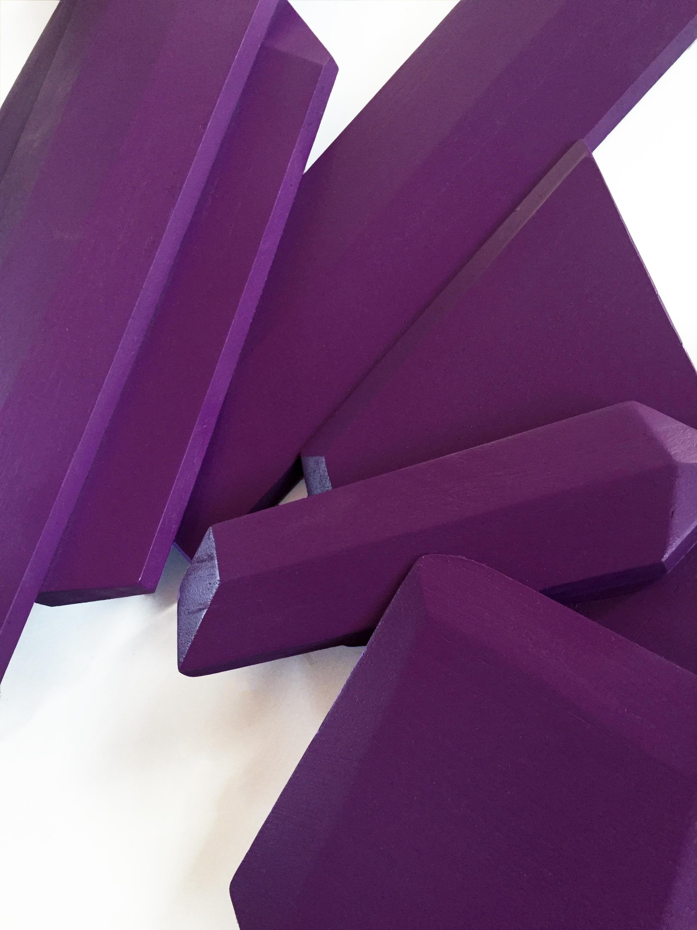 Ultra Violet Crystal (Holz, zeitgenössisches Design, geometrisch, violett, Skulptur) – Sculpture von Chloe Hedden