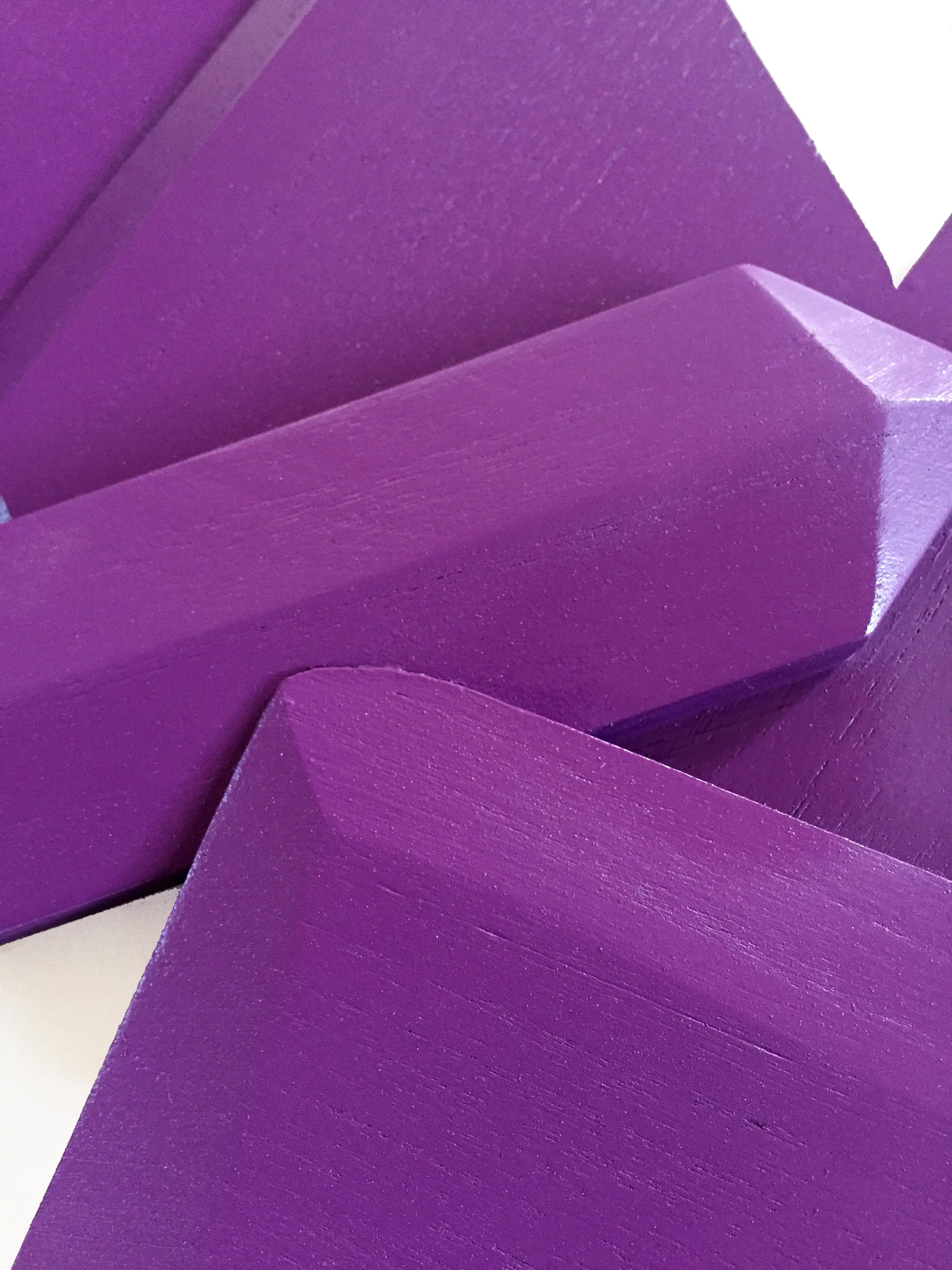 Ultra Violet Crystal (Holz, zeitgenössisches Design, geometrisch, violett, Skulptur) (Abstrakt), Sculpture, von Chloe Hedden