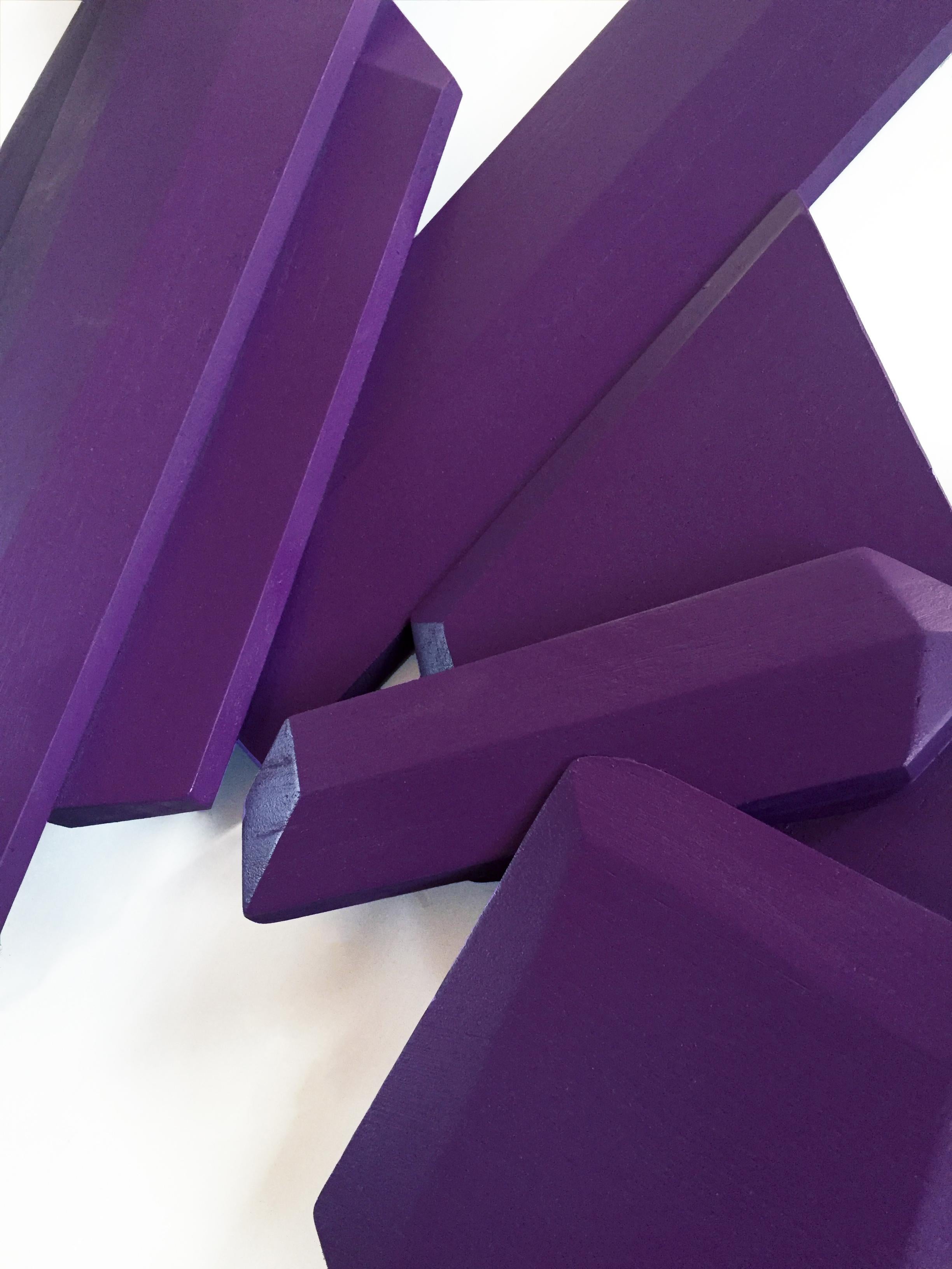 Ultra Violet Crystal (Holz, zeitgenössisches Design, geometrisch, violett, Skulptur) (Braun), Abstract Sculpture, von Chloe Hedden
