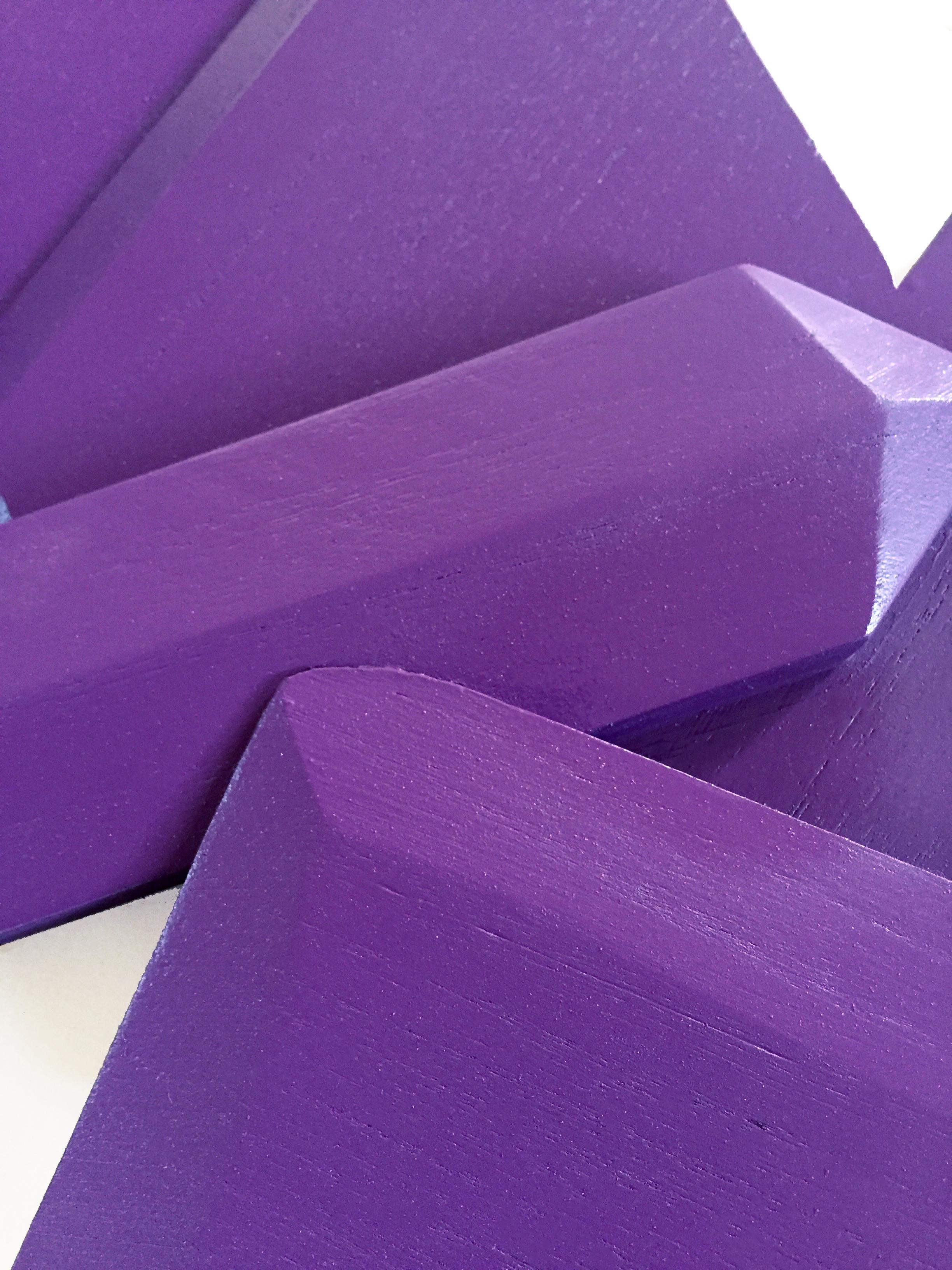 Ultra Violet Crystal (Holz, zeitgenössisches Design, geometrisch, violett, Skulptur) 2