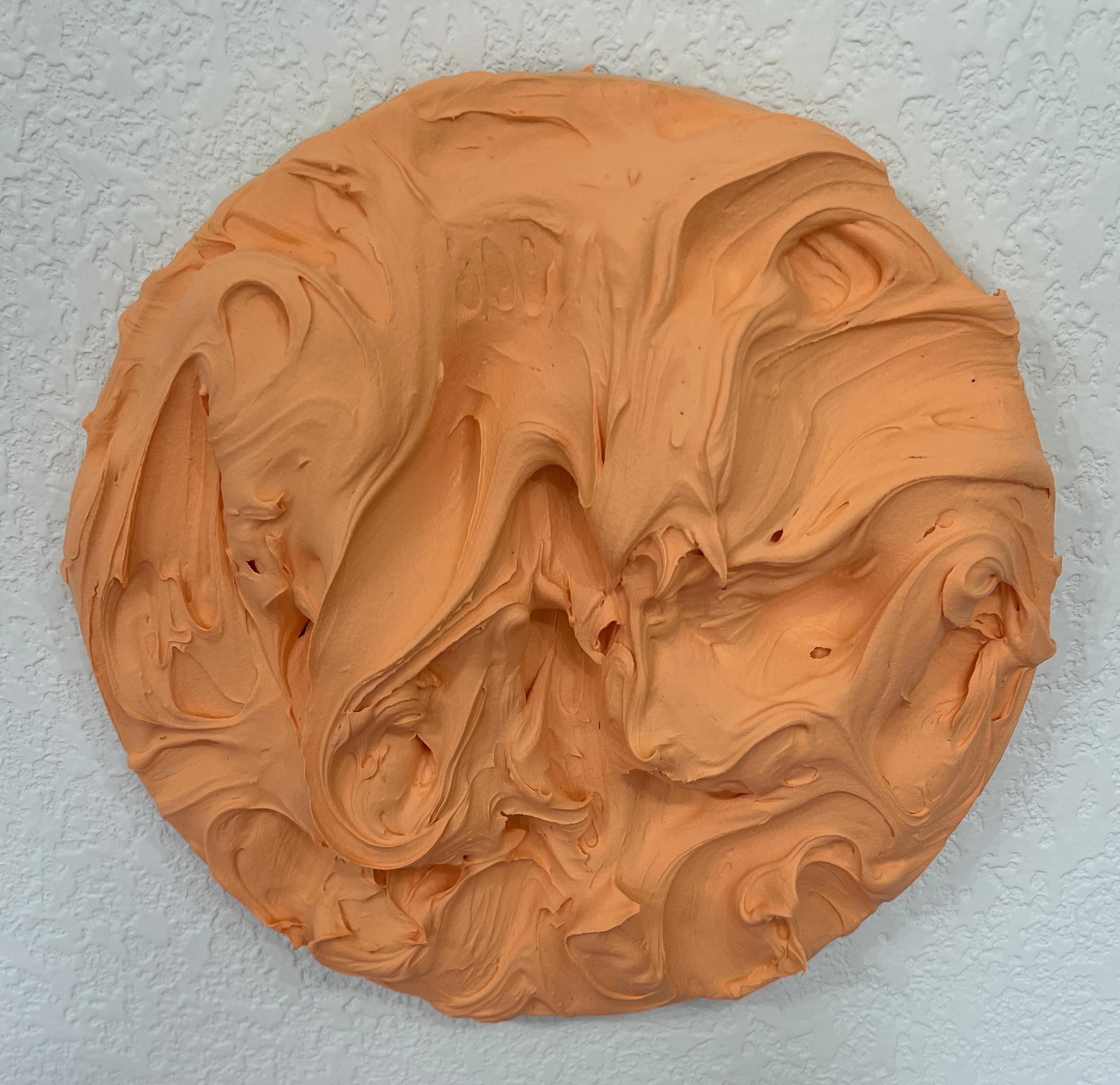 Cantaloupe Excess de Chloe Hedden es una radiante exploración de textura y movimiento, envuelta en un tono cálido e iluminado por el sol. La rica naranja cantalupo cae en cascada sobre el lienzo circular en ondas fluidas y escultóricas, evocando la