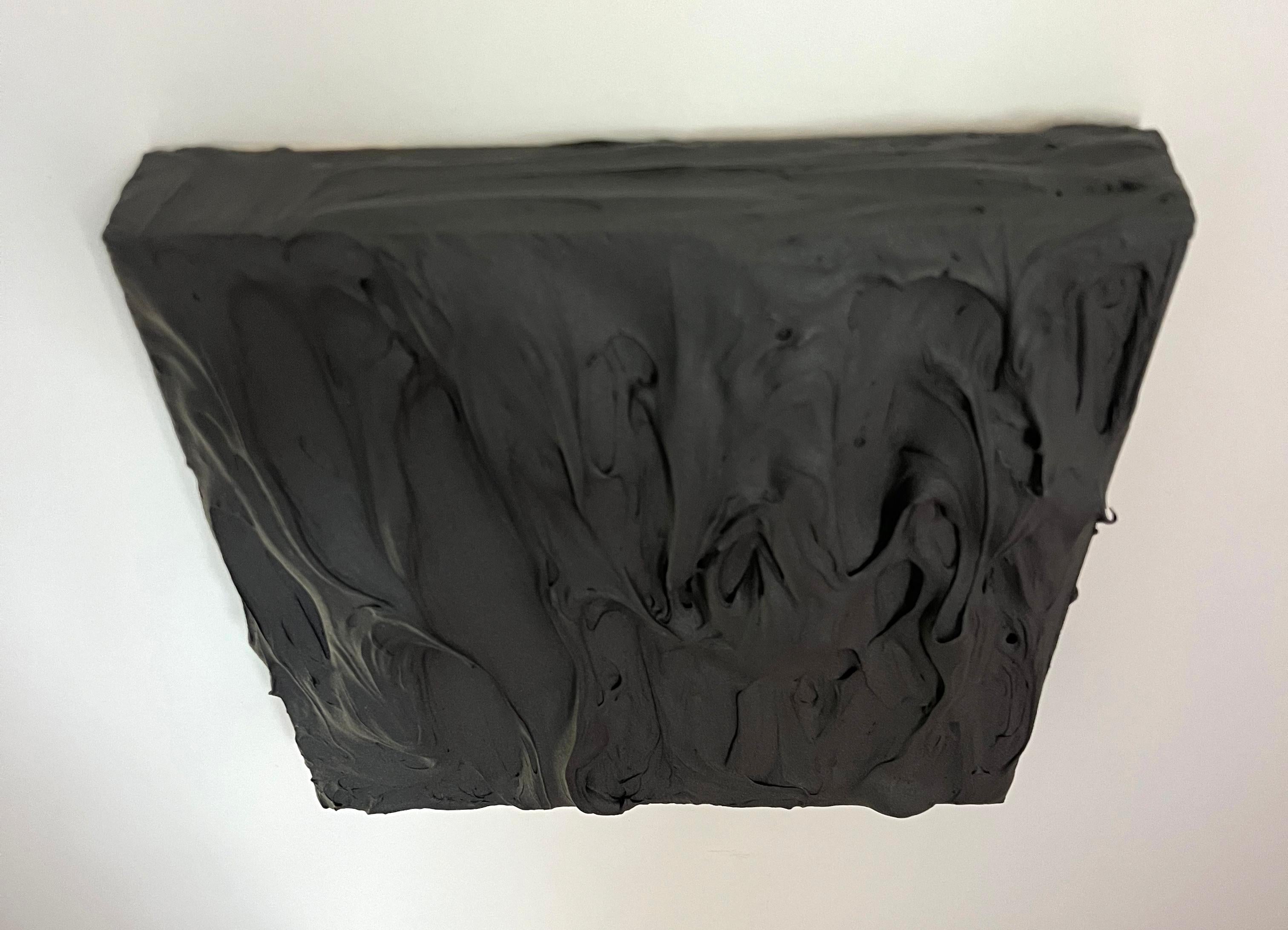Exceso de carbono (pintura gruesa oscura empastada diseño pop monocromo cuadrado) - Sculpture de Chloe Hedden
