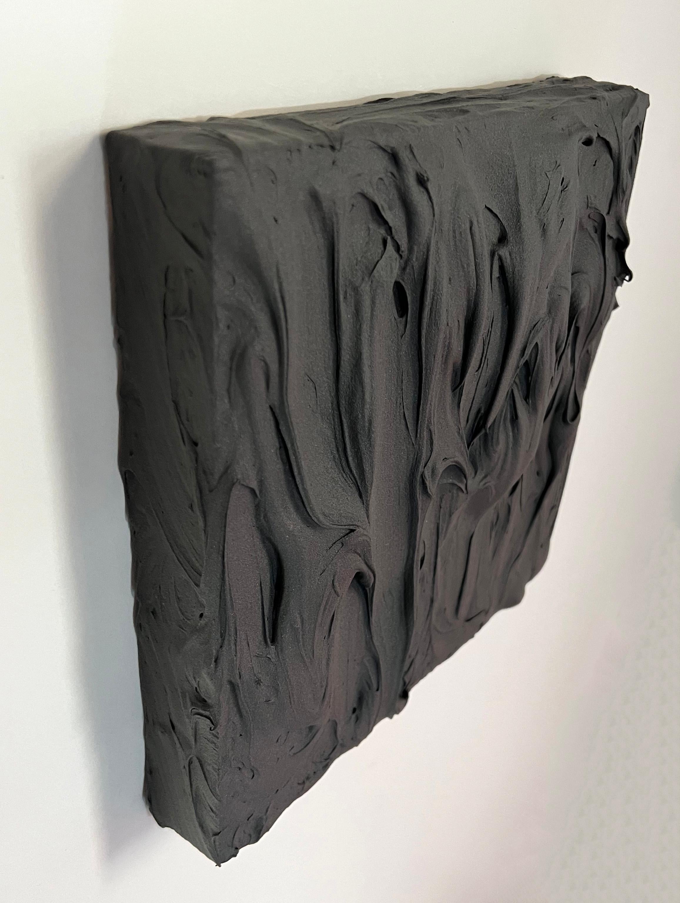 Exceso de carbono (pintura gruesa oscura empastada diseño pop monocromo cuadrado) - Sculpture Arte pop de Chloe Hedden