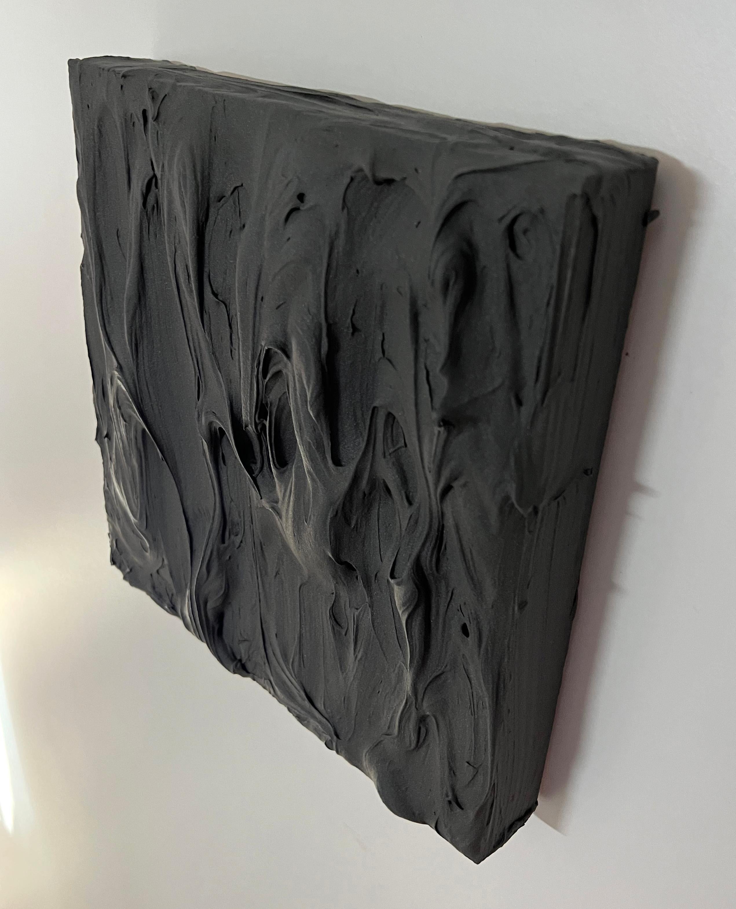 Exceso de carbono (pintura gruesa oscura empastada diseño pop monocromo cuadrado) - Abstract Sculpture Marrón de Chloe Hedden