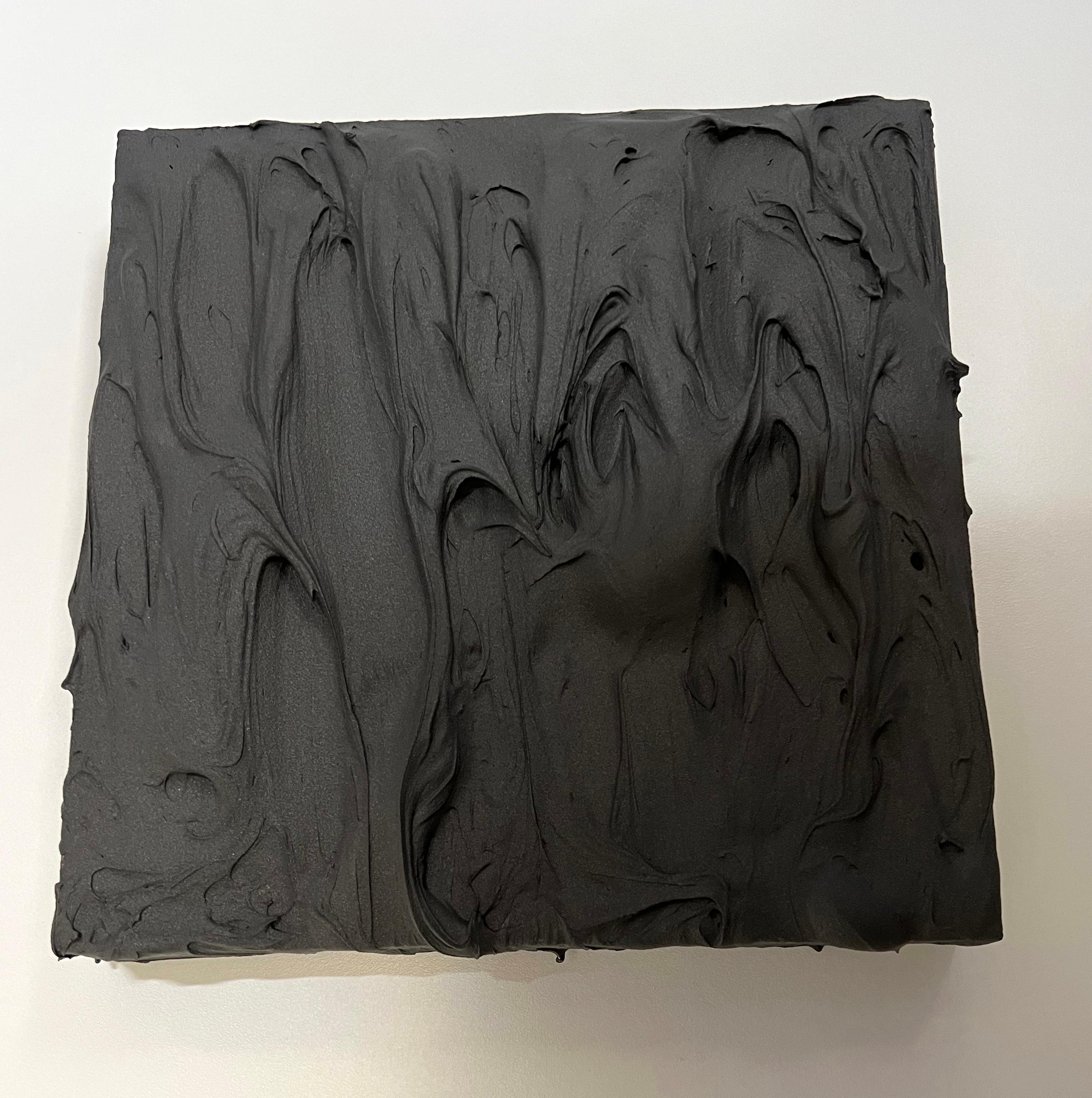 Exceso de Carbono, de la serie Exceso de Chloe Hedden, es un estudio sobre la profundidad, la oscuridad y la materialidad en bruto. Envuelto en gruesas y esculturales capas de negro puro, el cuadro desprende una fuerza casi elemental, como si