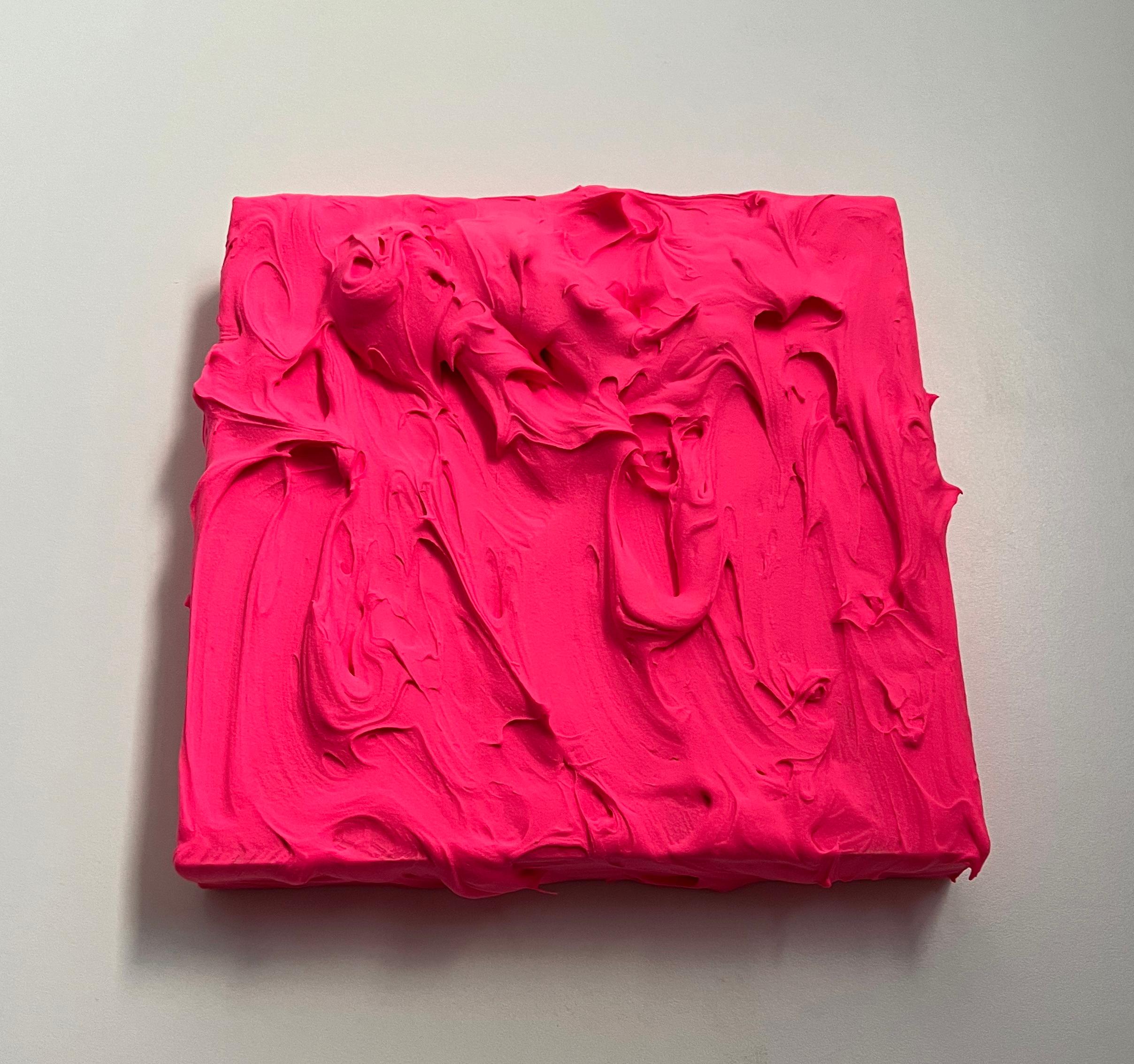 Exceso 3 Rosa Eléctrico de la serie Exceso de Chloe Hedden es una electrizante explosión de color y textura, una vívida declaración de energía y movimiento. La intensidad de neón del rosa eléctrico irradia un calor casi palpable, palpitante de