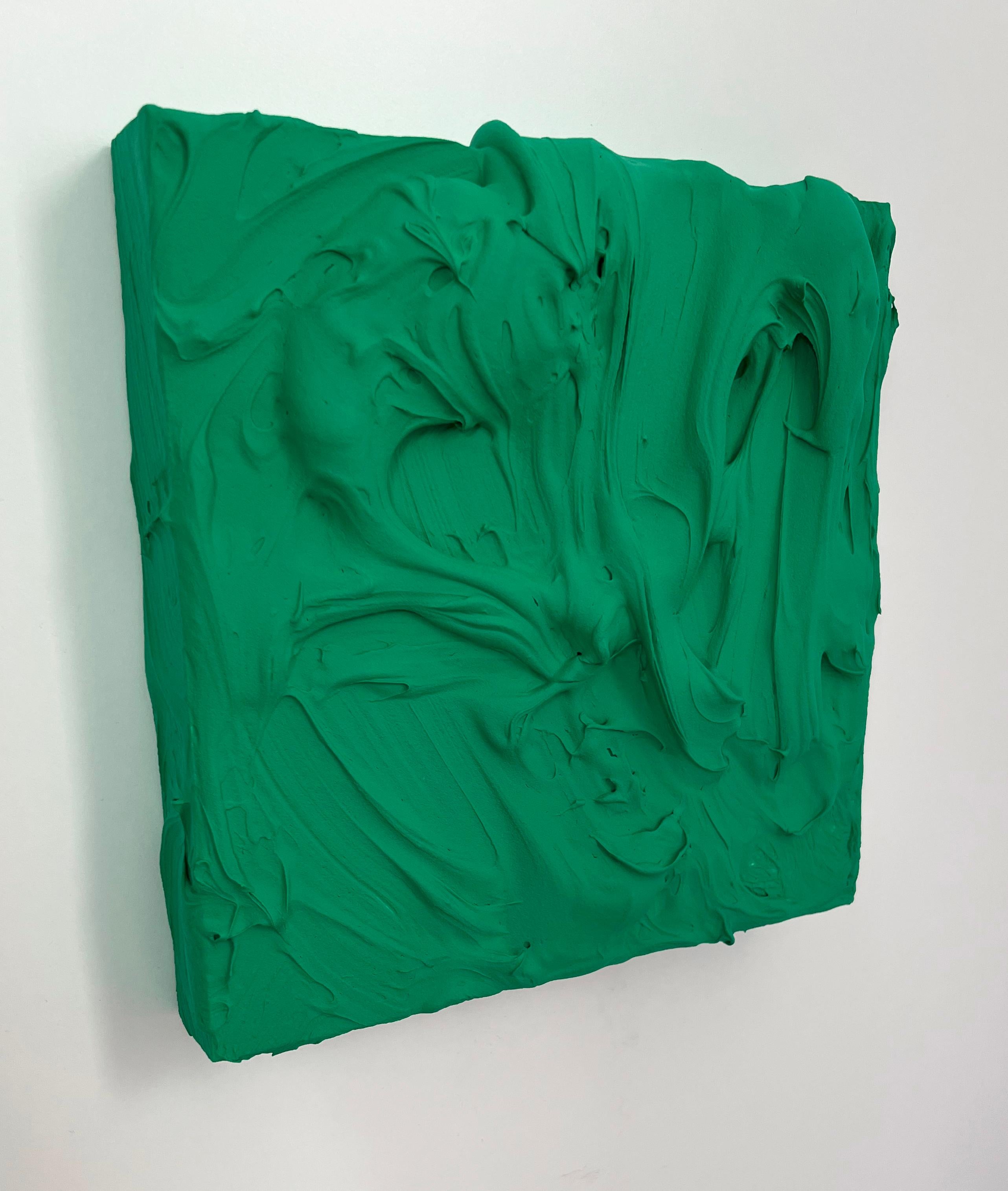 Smaragdgrüner Exzess (pastose, dicke Malerei, monochromes, quadratisches Pop-Art-Design) – Painting von Chloe Hedden