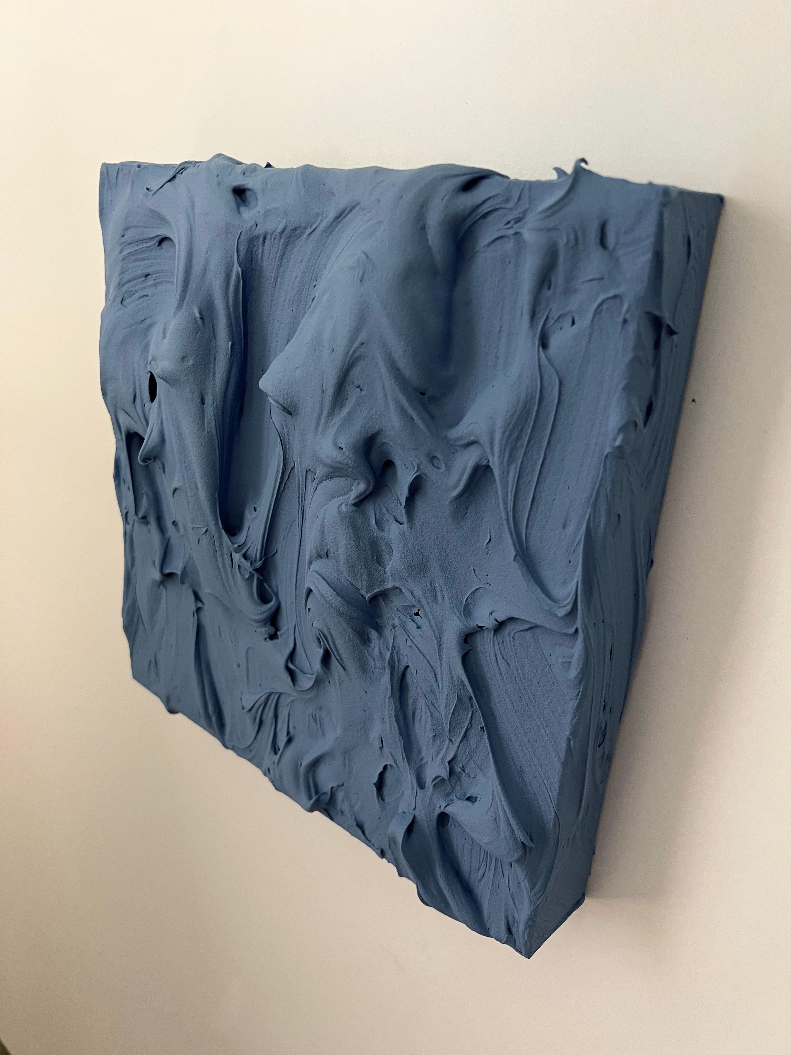 Fog Blue Excess (Indigo Impasto dicke Malerei monochrome Pop Art Quadrat Design) (Pop-Art), Sculpture, von Chloe Hedden