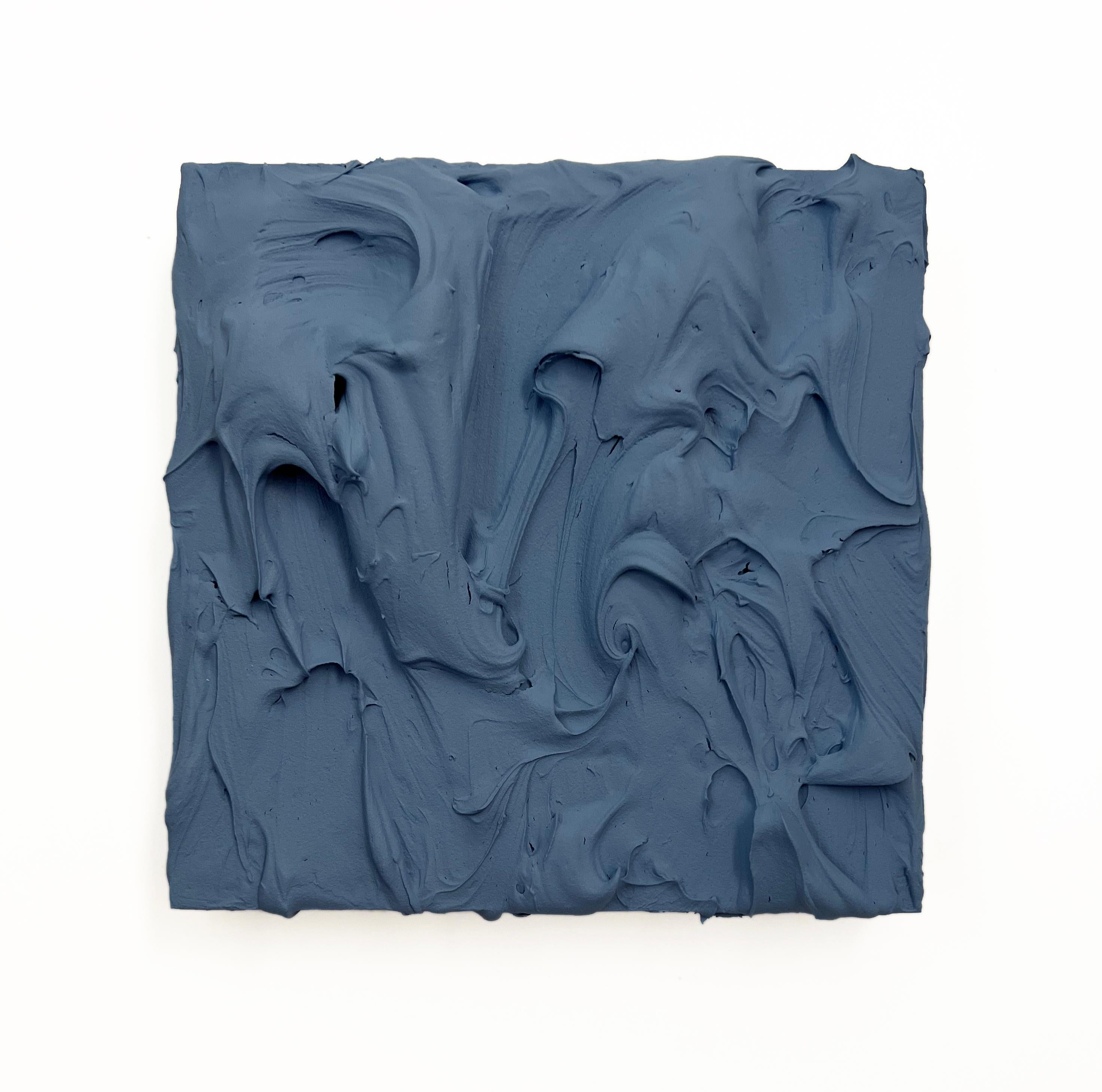 Chloe Hedden Abstract Sculpture – Fog Blue Excess (Indigo Impasto dicke Malerei monochrome Pop Art Quadrat Design)