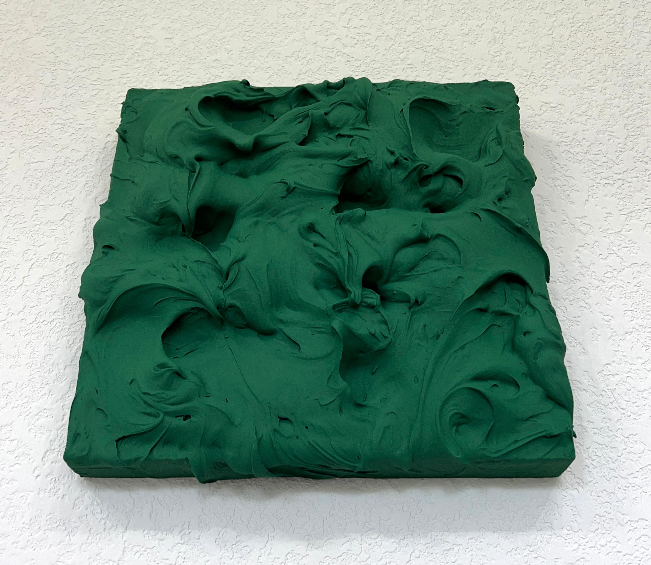 Eccesso di felci della foresta (pittura a impasto verde spesso, disegno pop monocromatico quadrato) - Sculpture di Chloe Hedden
