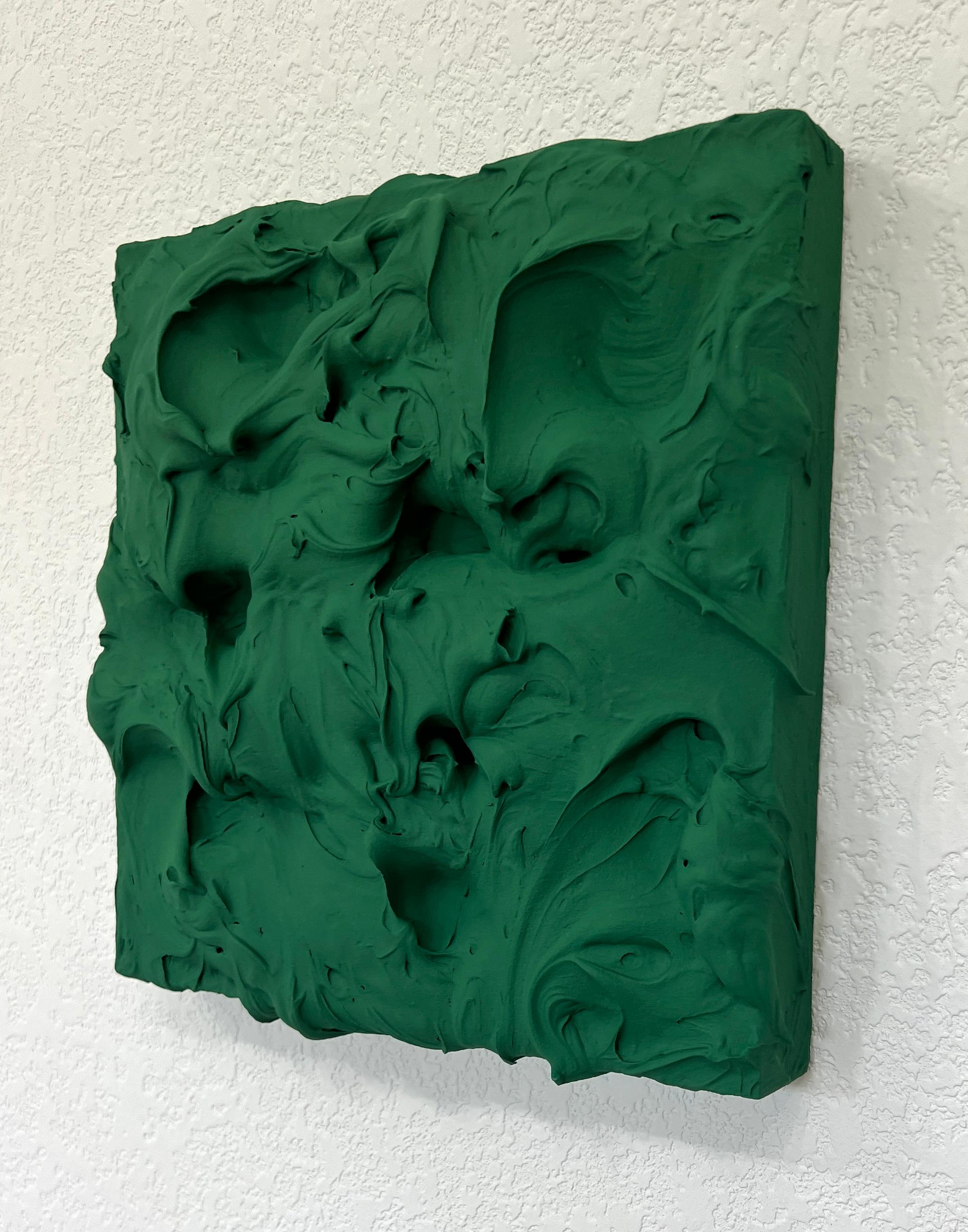 Eccesso di felci della foresta (pittura a impasto verde spesso, disegno pop monocromatico quadrato) - Abstract Sculpture Verde di Chloe Hedden