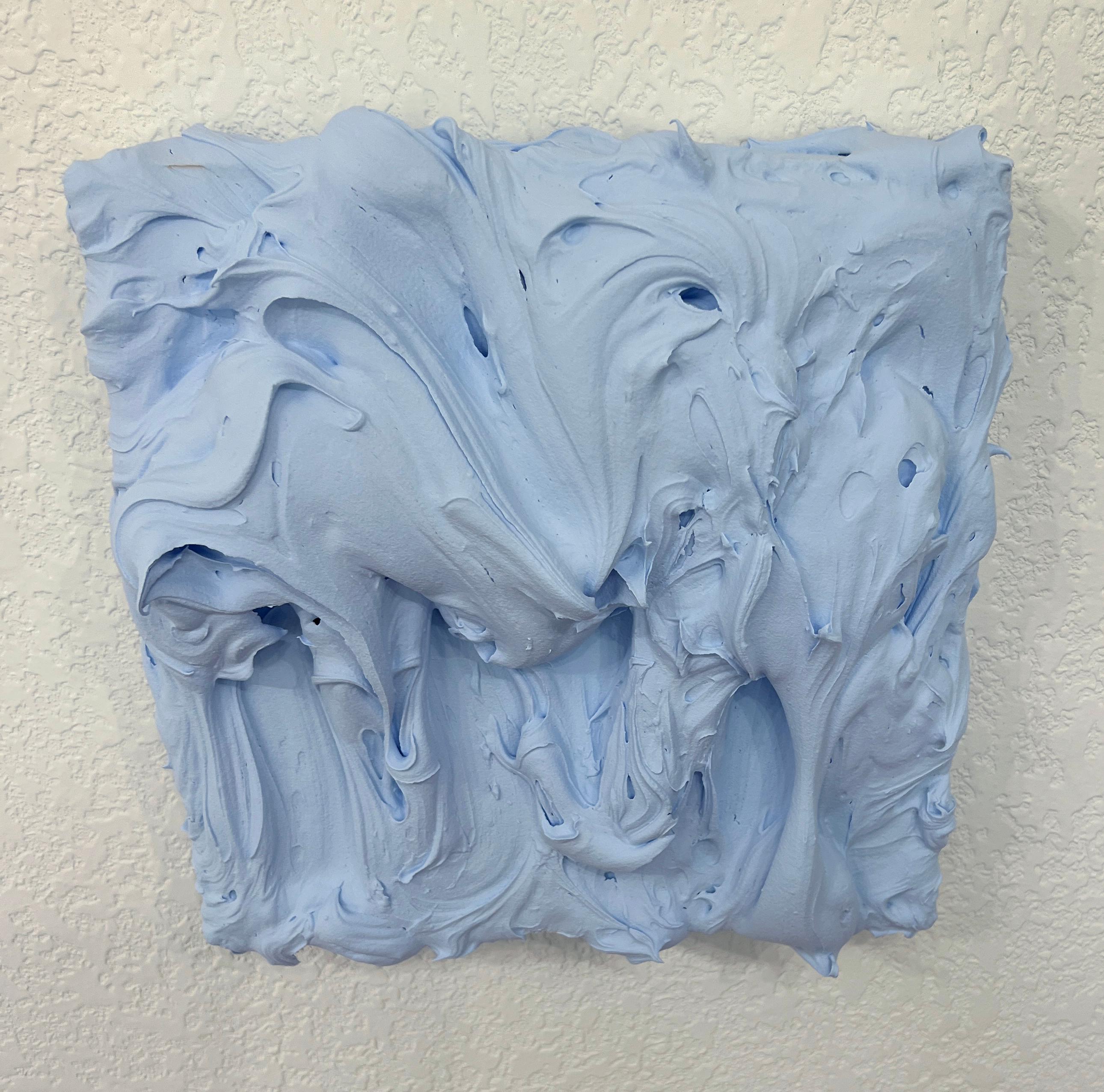 Forget Me Not Blue Excess di Chloe Hedden, tratto dalla serie Excess, continua la sua esplorazione dell'eccessivismo, utilizzando una pittura spessa e scultorea per esprimere temi di eccessiva indulgenza e intensità emotiva. Il blu nontiscordardime,