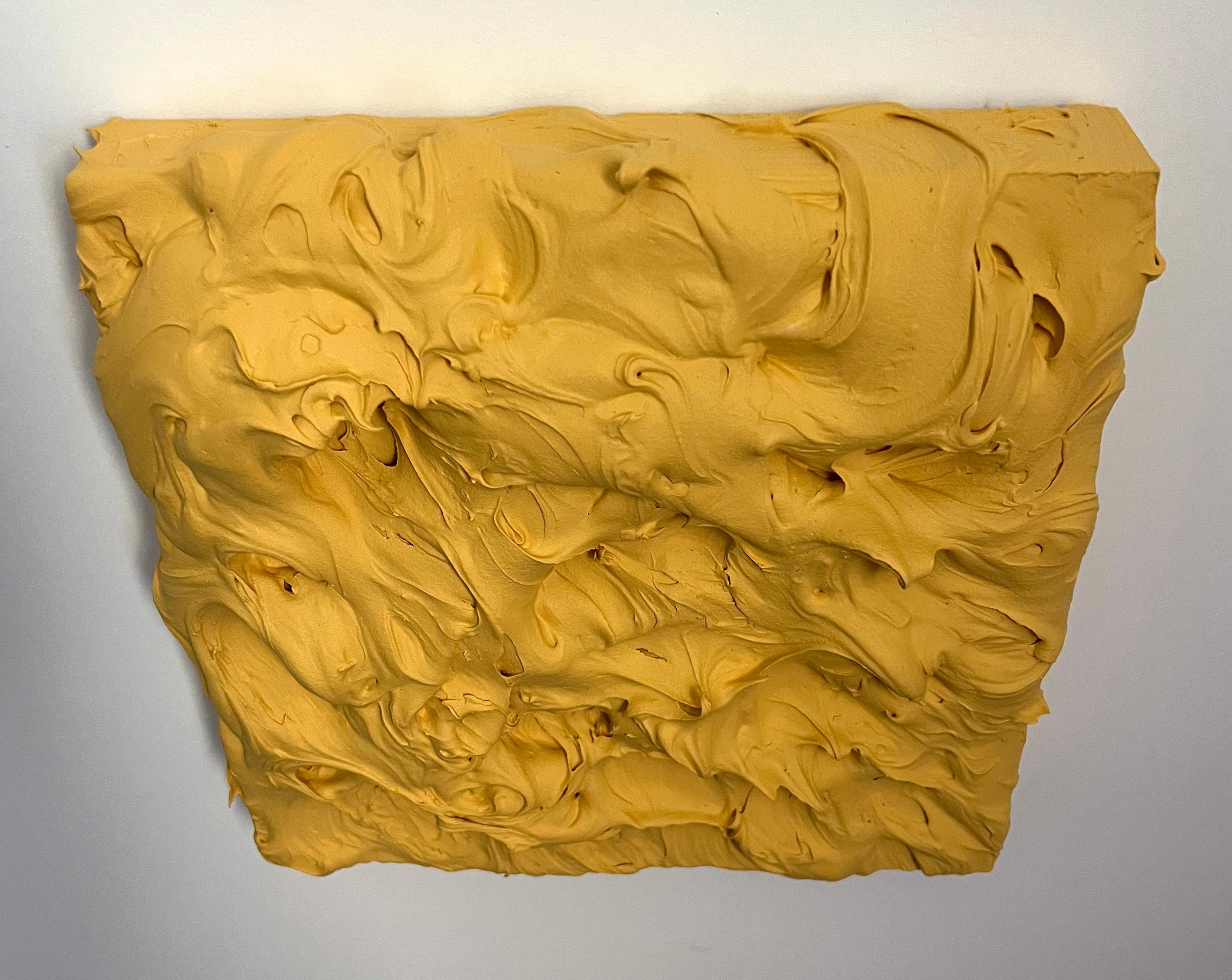 Golden Excess (pittura ad impasto giallo spesso, disegno pop monocromatico quadrato) - Sculpture Pop Art di Chloe Hedden
