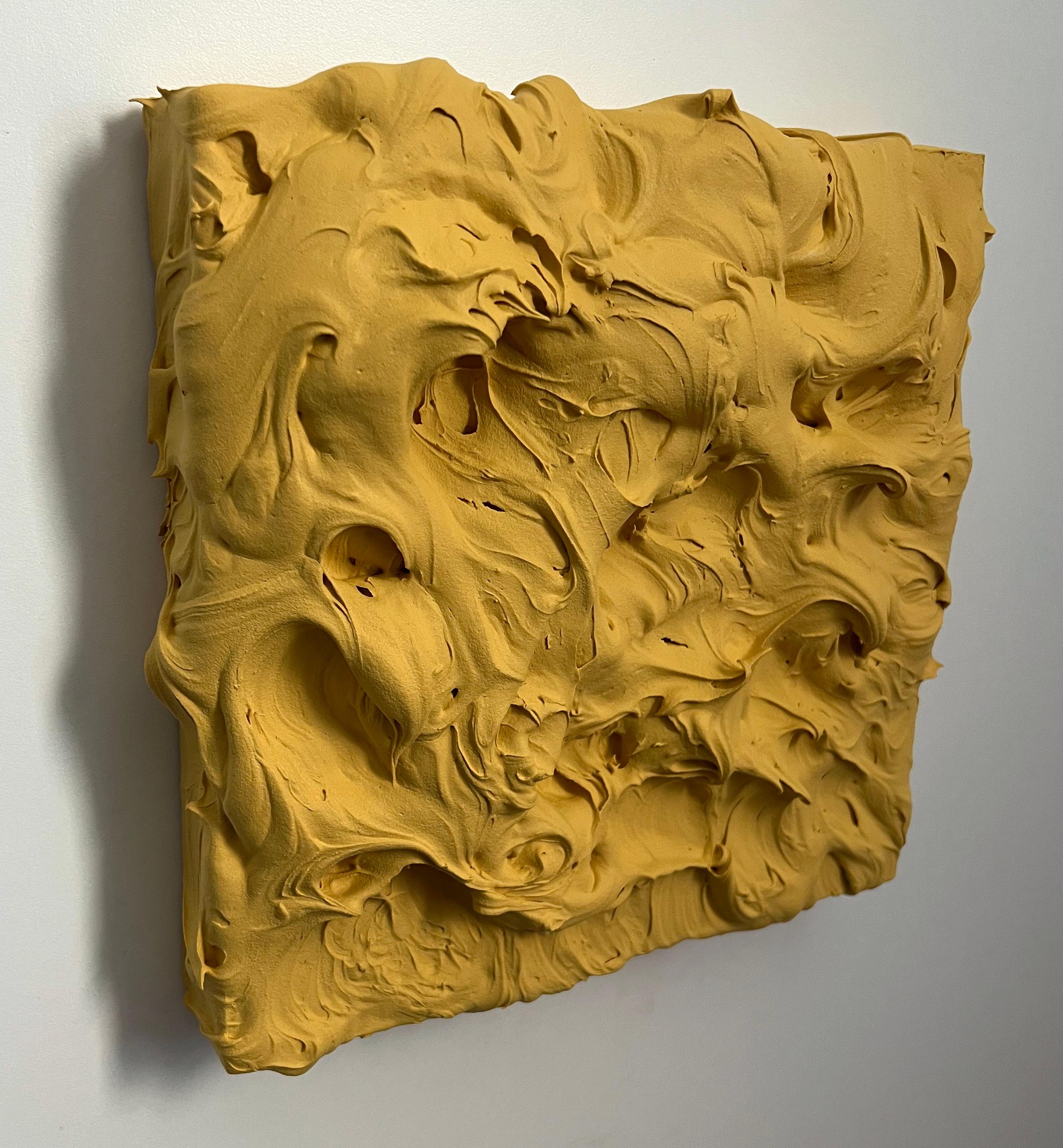 Golden Excess (pittura ad impasto giallo spesso, disegno pop monocromatico quadrato) - Abstract Sculpture Giallo di Chloe Hedden