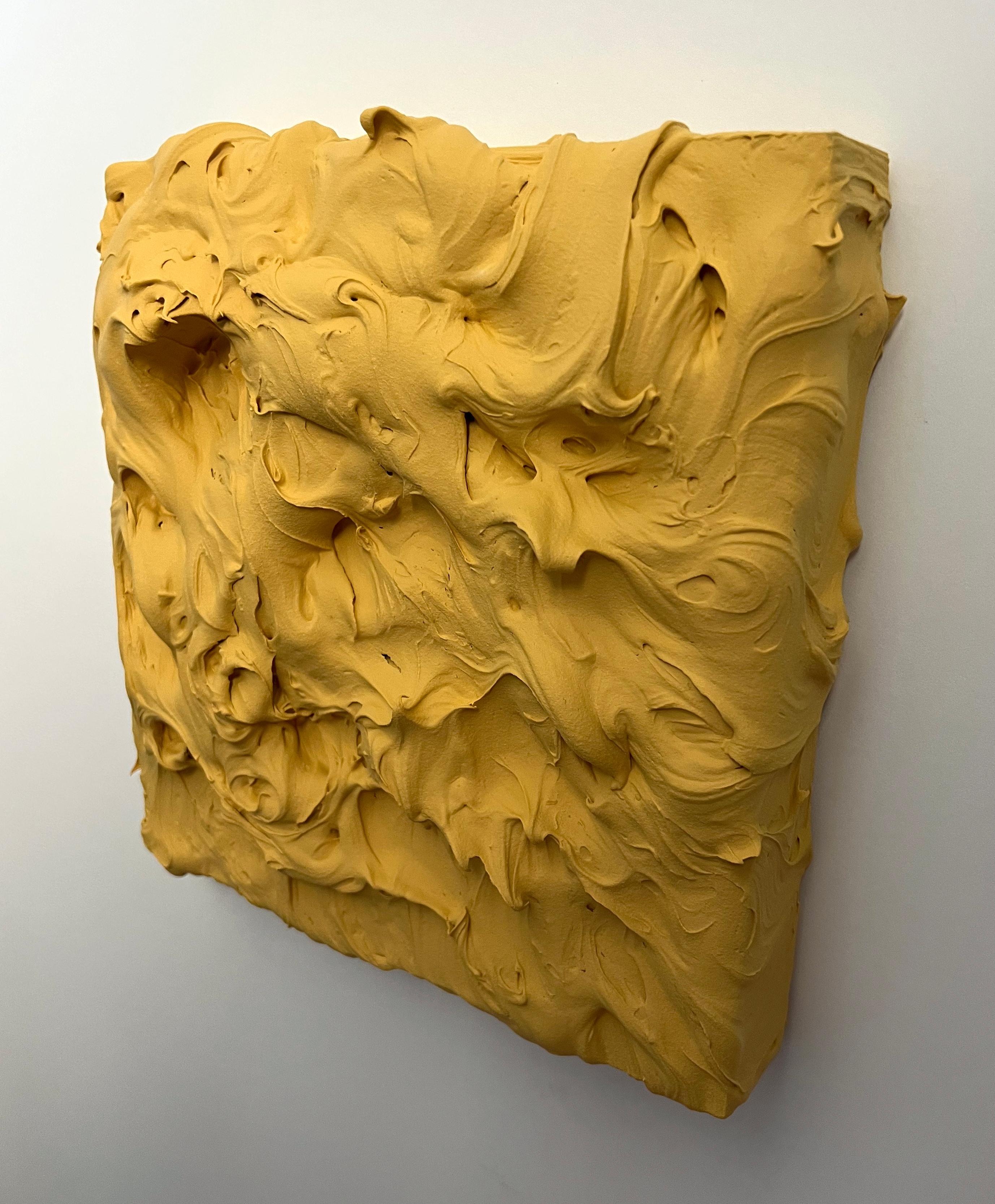 Golden Excess della serie Excess di Chloe Hedden emana un calore opulento e terroso, bilanciando la ricchezza con la consistenza grezza. La profonda tonalità dorata ricorda i campi illuminati dal sole, la pergamena invecchiata o il bagliore brunito