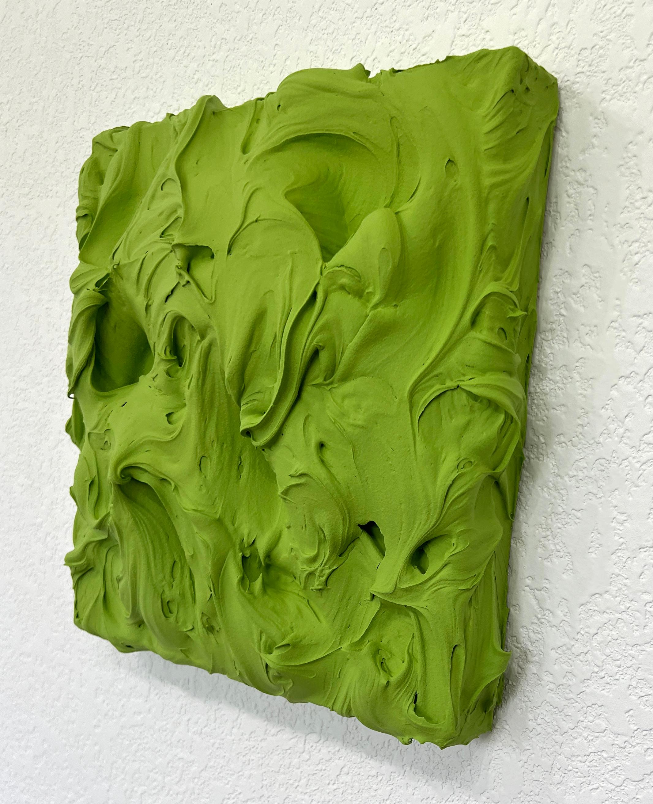 Guacamole Excess della serie Excess di Chloe Hedden cattura l'interazione tra l'abbondanza materiale e la profondità emotiva attraverso spessi e scultorei strati di pittura. La vibrante tonalità verde evoca freschezza e vitalità, ma la texture