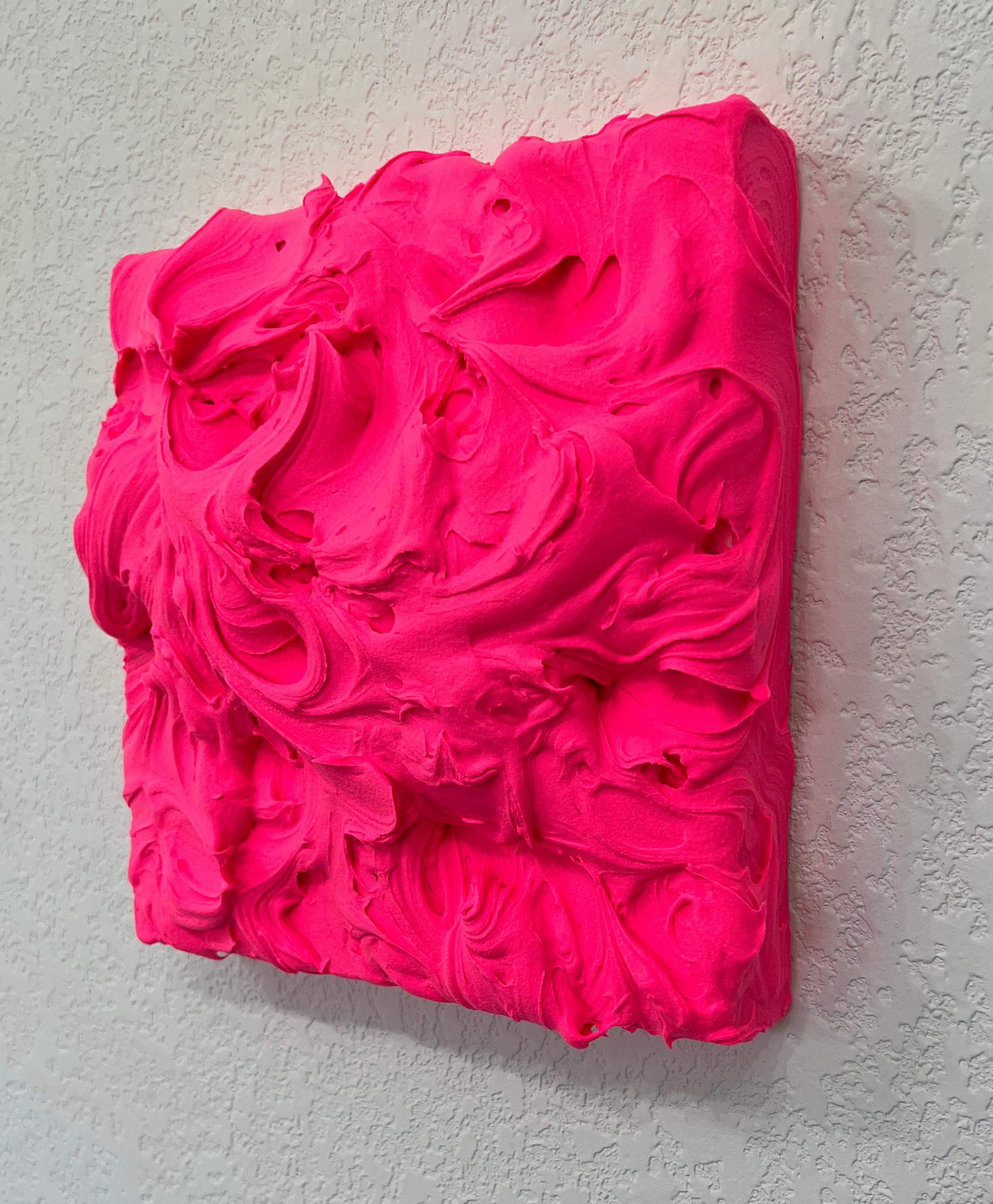 Hot Pink Excess, de la serie Excess de Chloe Hedden, encarna la tensión entre la opulencia material y la intensidad emocional a través de gruesas y esculturales capas de pintura. El electrizante tono rosa ardiente palpita con energía, evocando