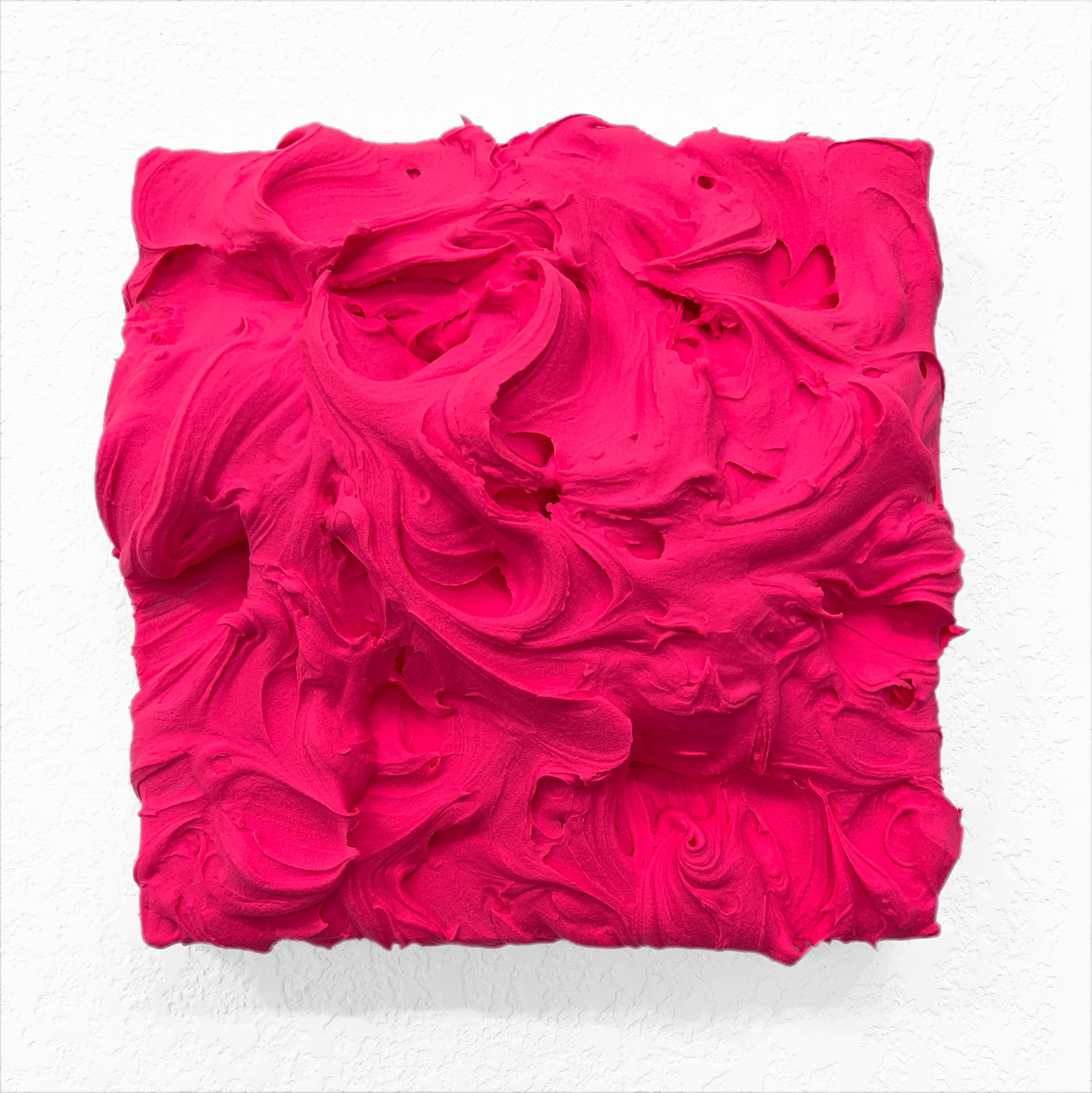 Abstract Sculpture de Chloe Hedden - Exceso de Rosa Caliente (pintura al pastel grueso diseño pop monocromo cuadrado)