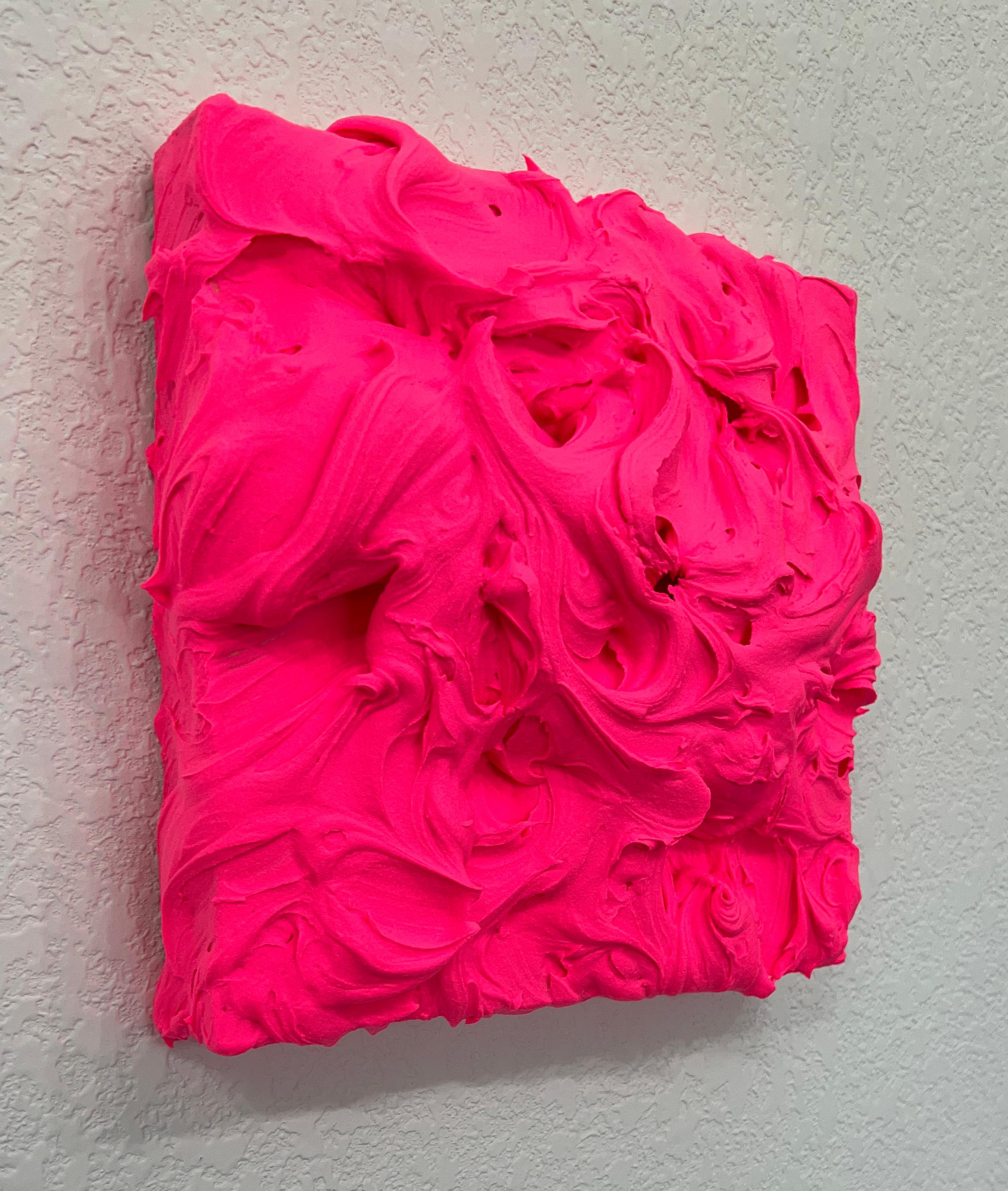 La combo Hot Pink, Prussian Blue e Vermilion Excess è un trio di dipinti a impasto spesso e vibrante su legno. L'elegante texture si forma spontaneamente e crea una composizione dinamica della superficie. Questo crea un'opera d'arte coinvolgente in