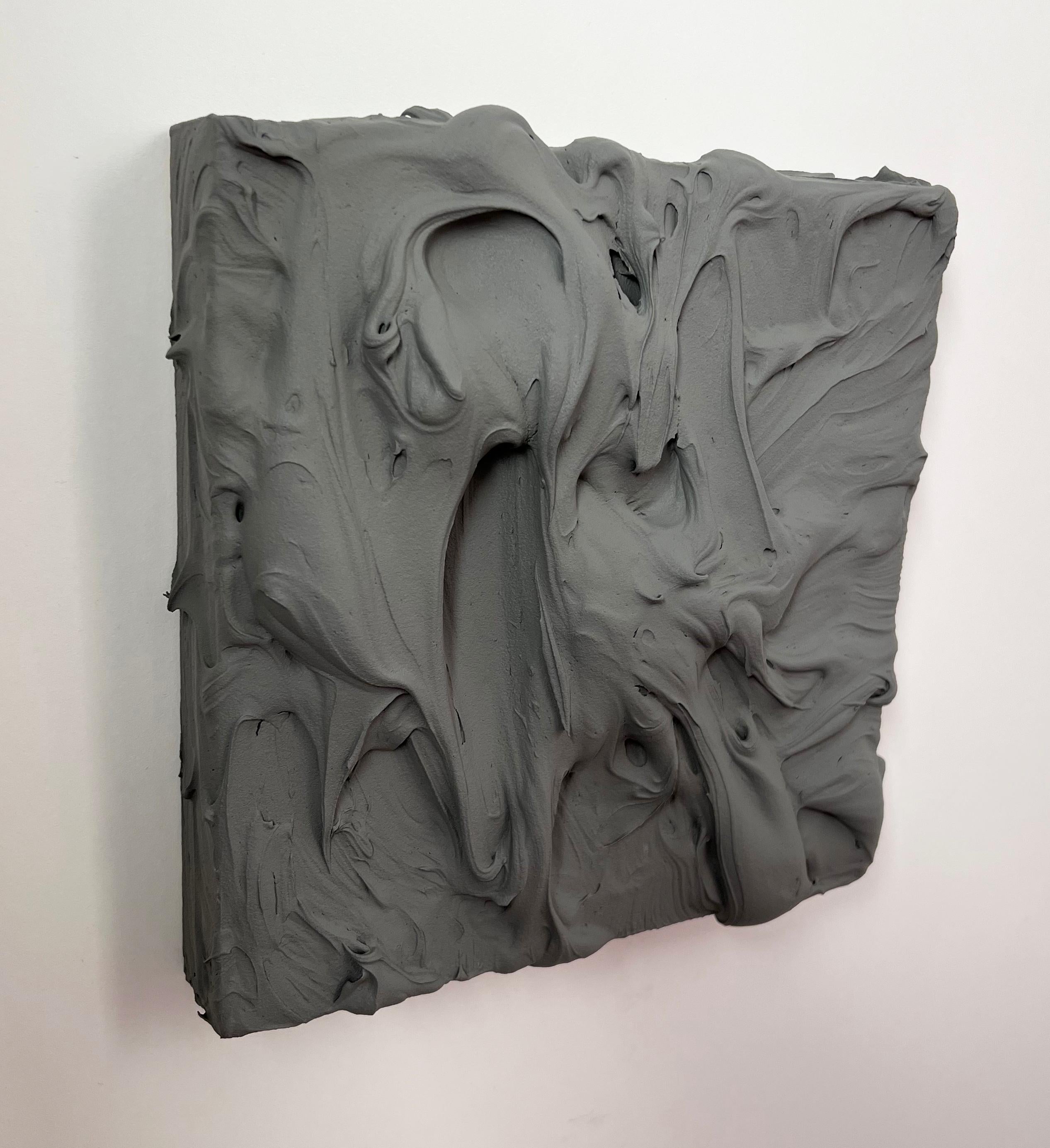 Light Grey Excess (pastose, dicke Malerei, monochromes, quadratisches Pop-Art-Design) – Sculpture von Chloe Hedden