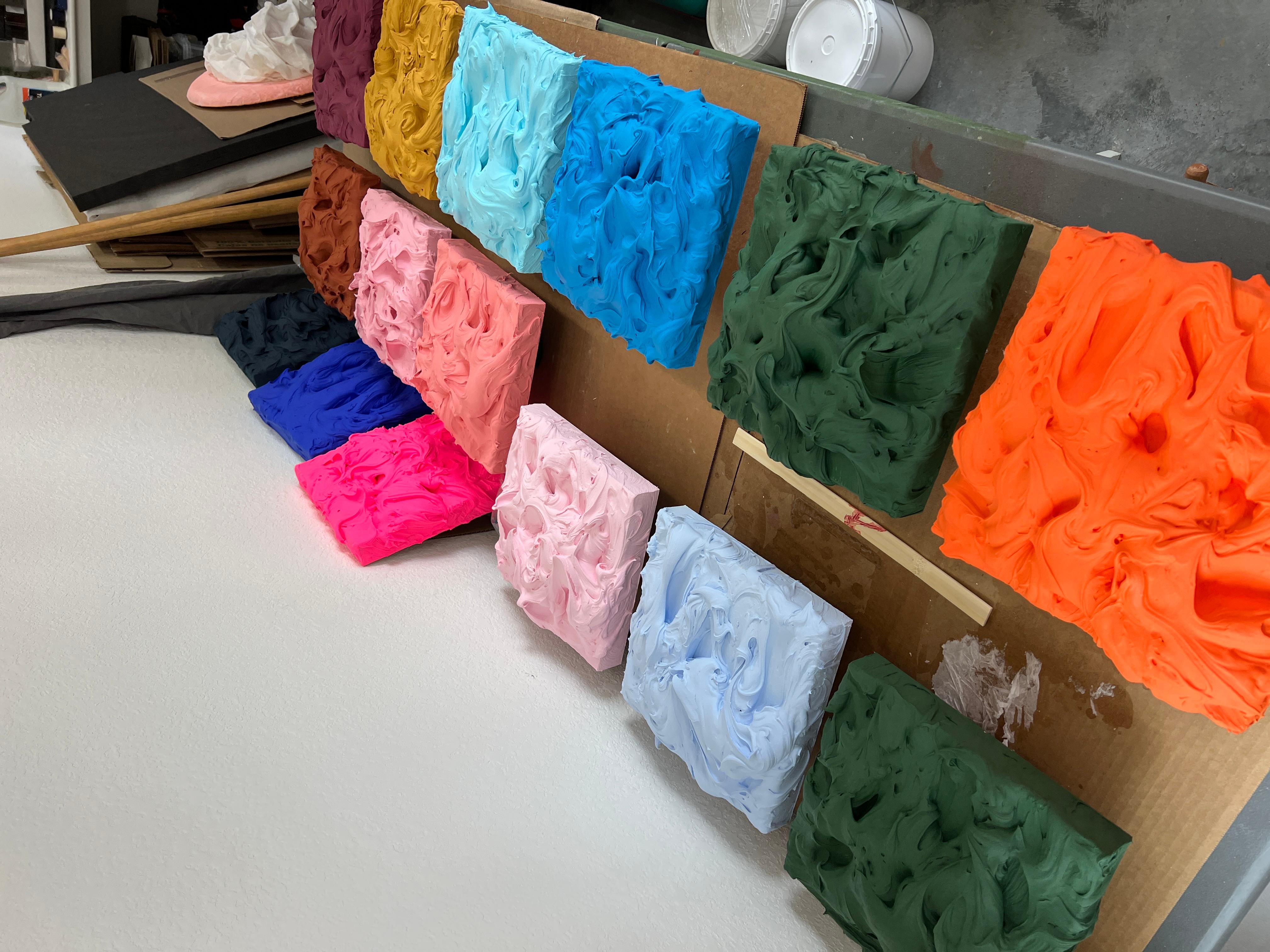 Exceso de manganeso (pintura de empaste azul grueso diseño pop monocromo cuadrado) - Sculpture de Chloe Hedden