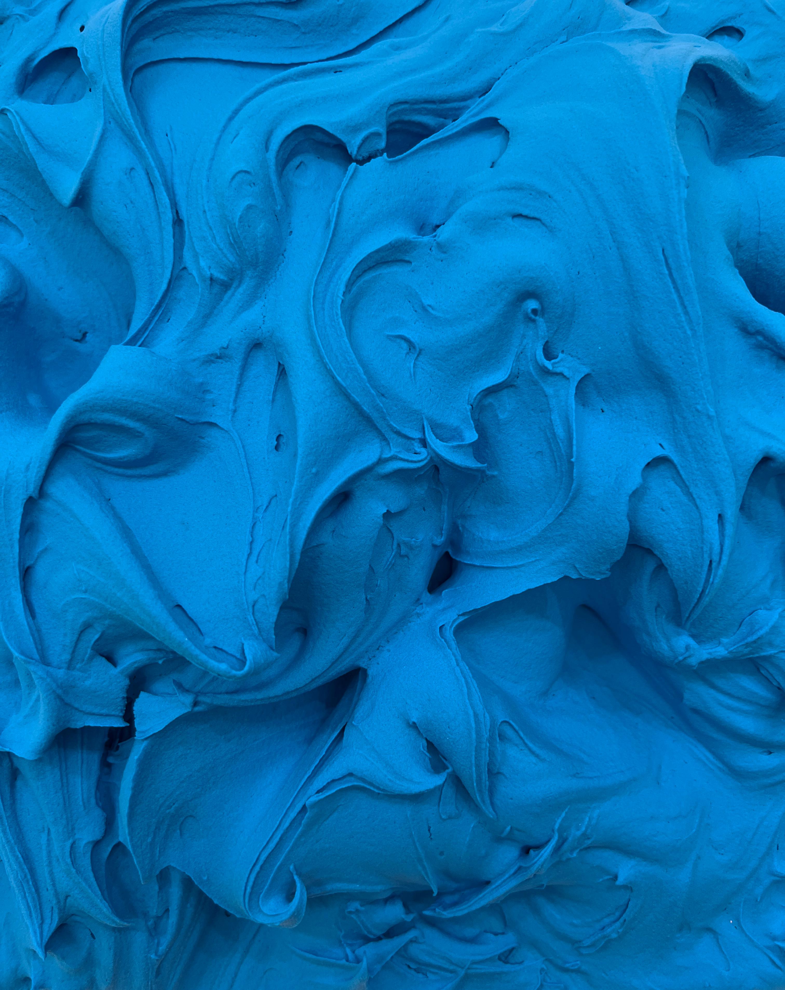 Exceso de manganeso (pintura de empaste azul grueso diseño pop monocromo cuadrado) - Abstract Sculpture Azul de Chloe Hedden