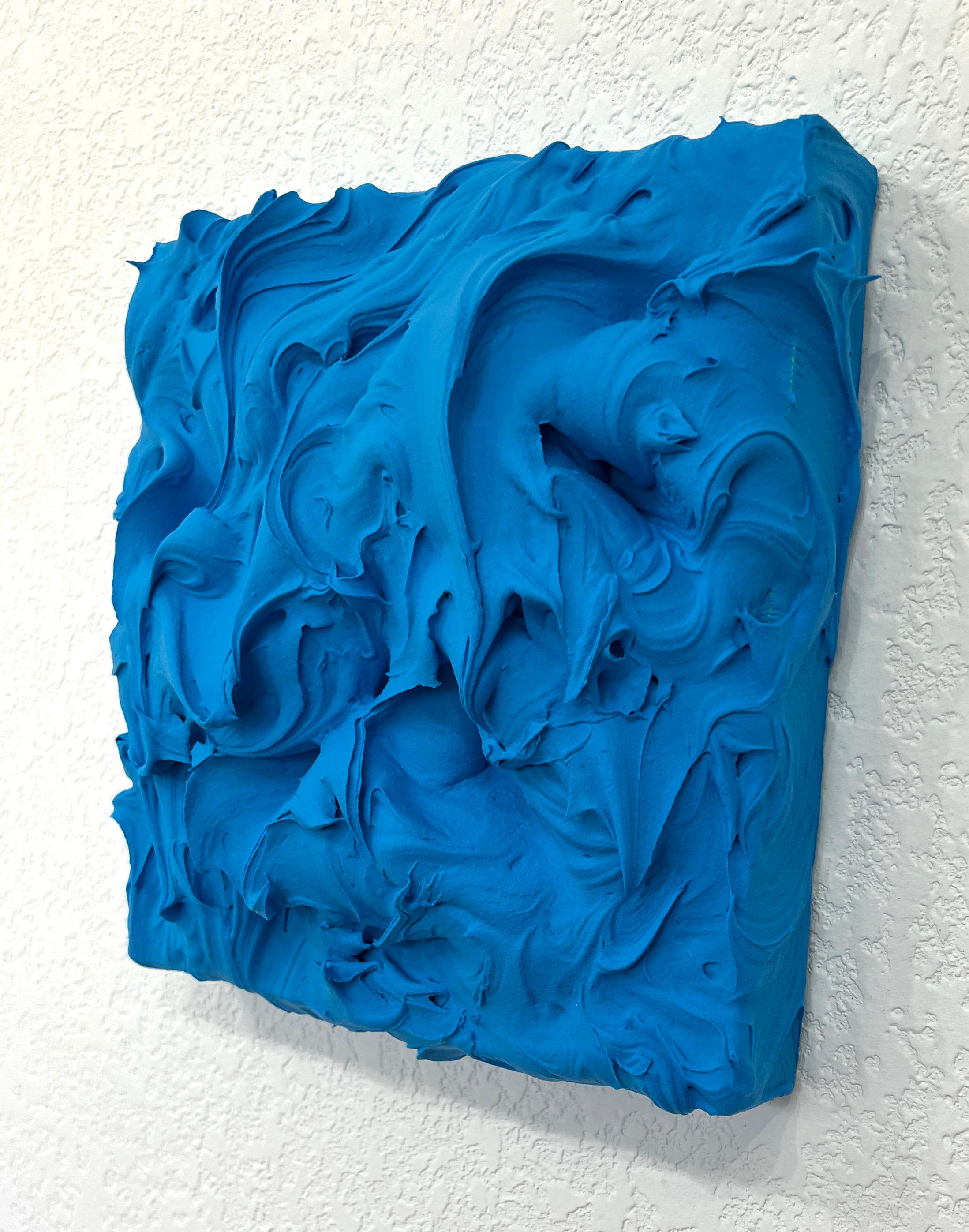 Exceso de Manganeso de Chloe Hedden es una electrizante fusión de color y textura, que encarna la intensidad y vivacidad de los pigmentos azul oscuro. La rica tonalidad del manganeso surge a través del lienzo, creando una sensación de movimiento