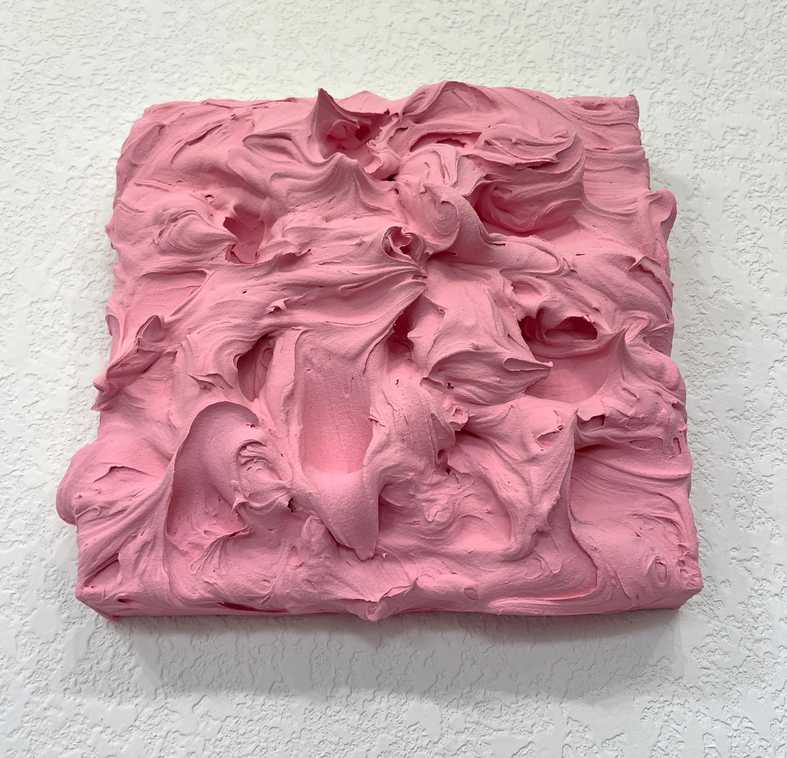 Eccesso di rosa persiana (pittura a impasto spesso con design monocromatico quadrato per pop cake) - Sculpture di Chloe Hedden