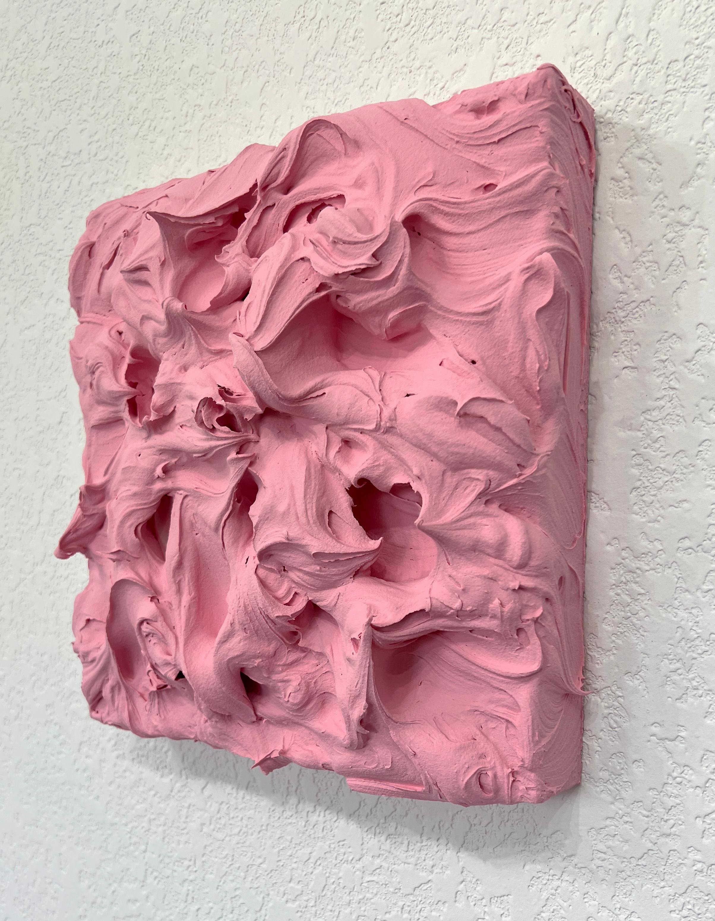 Eccesso di rosa persiana (pittura a impasto spesso con design monocromatico quadrato per pop cake) - Abstract Sculpture Marrone di Chloe Hedden