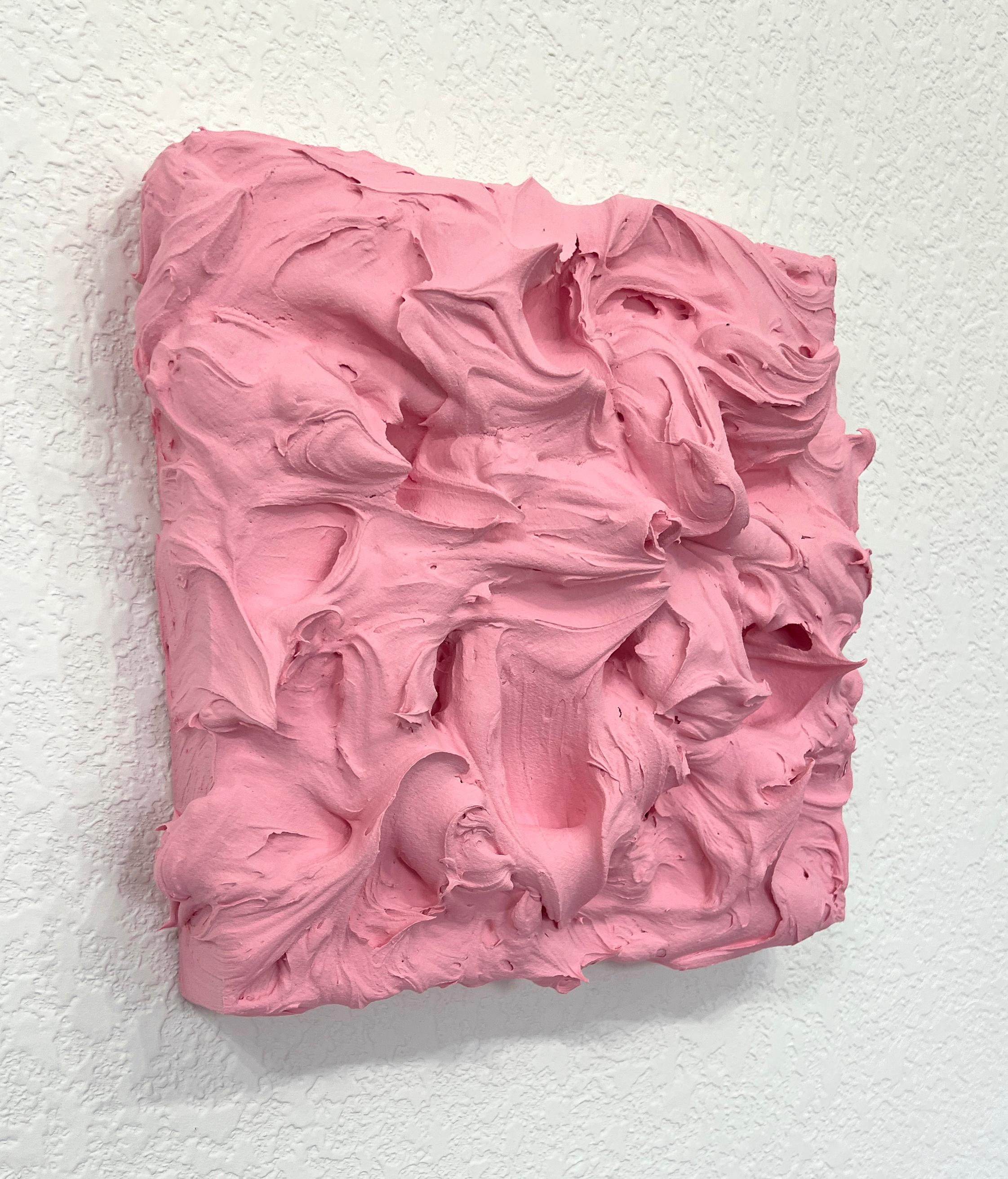 L'opera Persian Rose Excess di Chloe Hedden, tratta dalla serie Excess, continua la sua esplorazione dell'eccessivismo, utilizzando una pittura spessa e scultorea per incarnare i temi del consumo eccessivo e dell'indulgenza. Il colore rosa persiano,