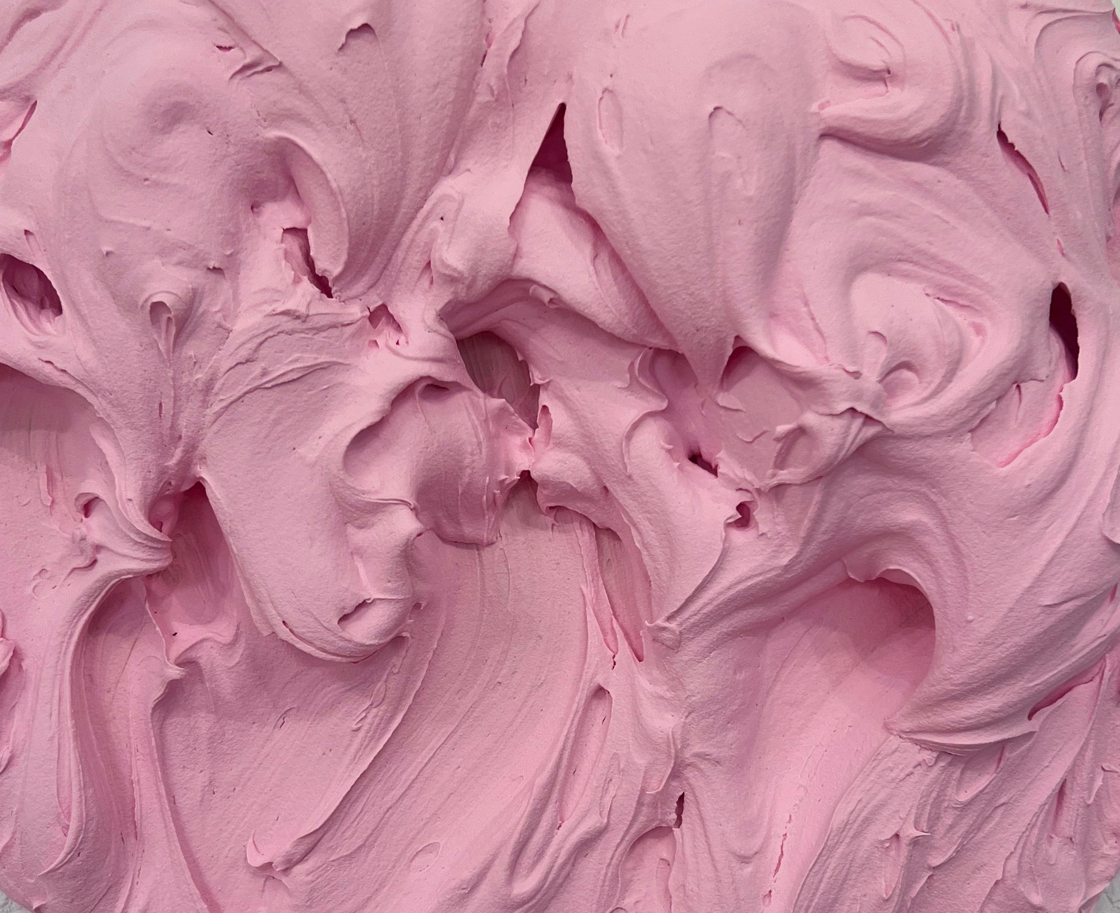 Exceso de glaseado rosa (pintura con impasto rosa grueso diseño pop monocromo cuadrado) - Sculpture Arte pop de Chloe Hedden