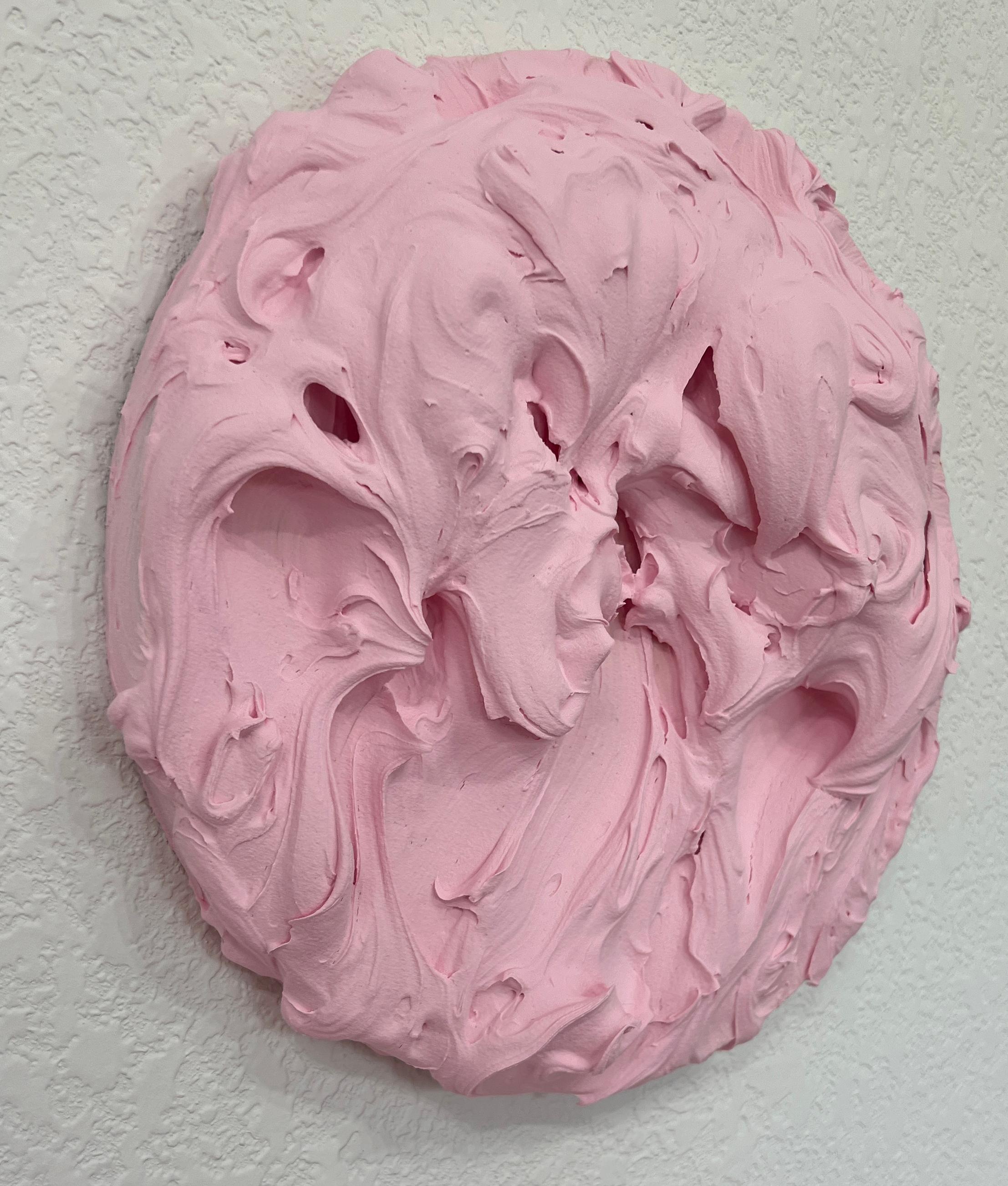 Exceso de glaseado rosa (pintura con impasto rosa grueso diseño pop monocromo cuadrado) - Abstract Sculpture Marrón de Chloe Hedden