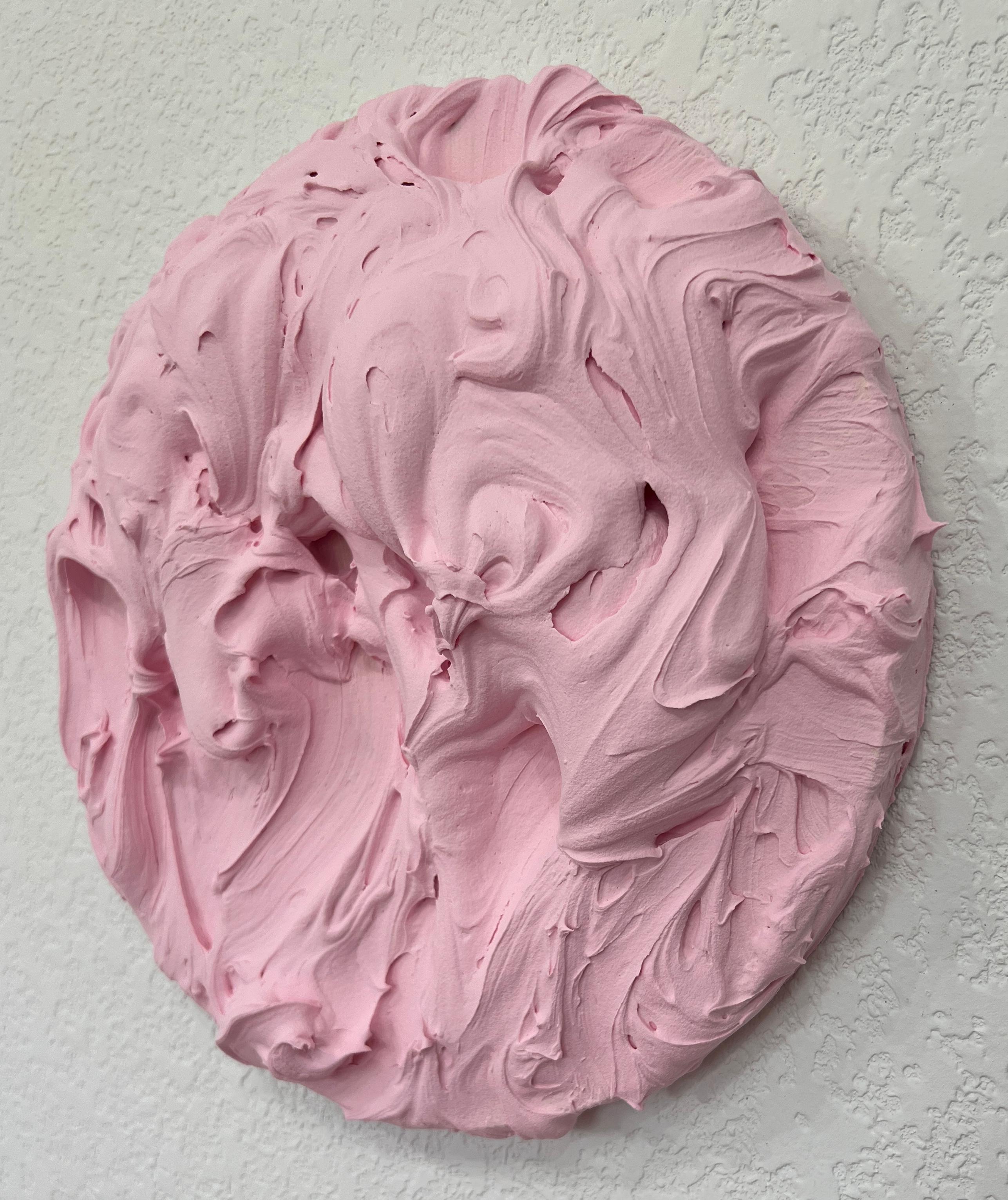Exceso de glaseado rosa de Chloe Hedden es un capricho delicioso y táctil, que evoca los remolinos aireados de los dulces batidos. La aplicación de gruesos empastes crea picos y pliegues escultóricos, captando el movimiento congelado en el tiempo.