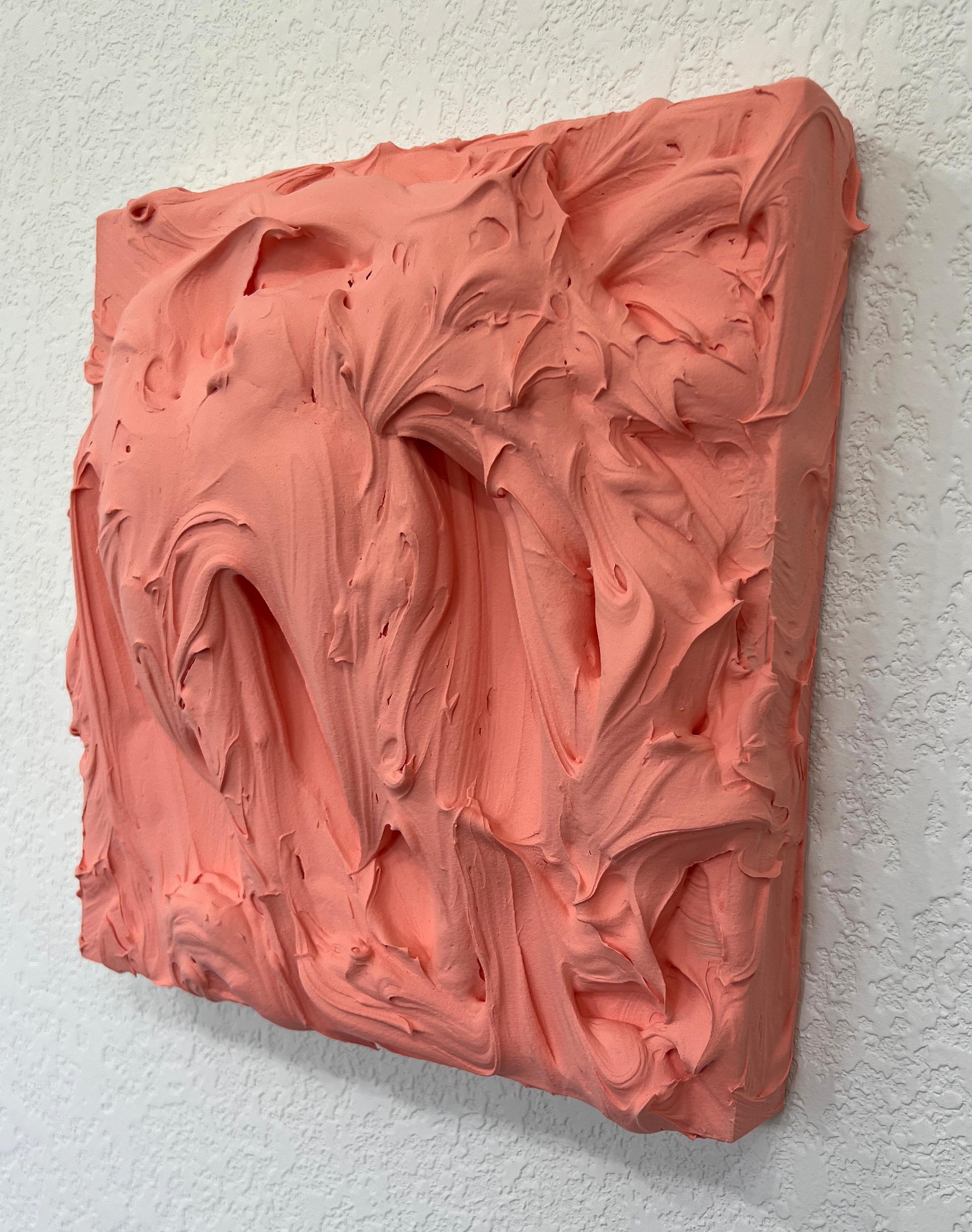 Pretty Peach Excess della serie Excess di Chloe Hedden cattura l'interazione tra l'abbondanza materiale e la profondità emotiva attraverso spessi e scultorei strati di pittura. La morbida ma vibrante tonalità pesca emana calore e delicatezza,
