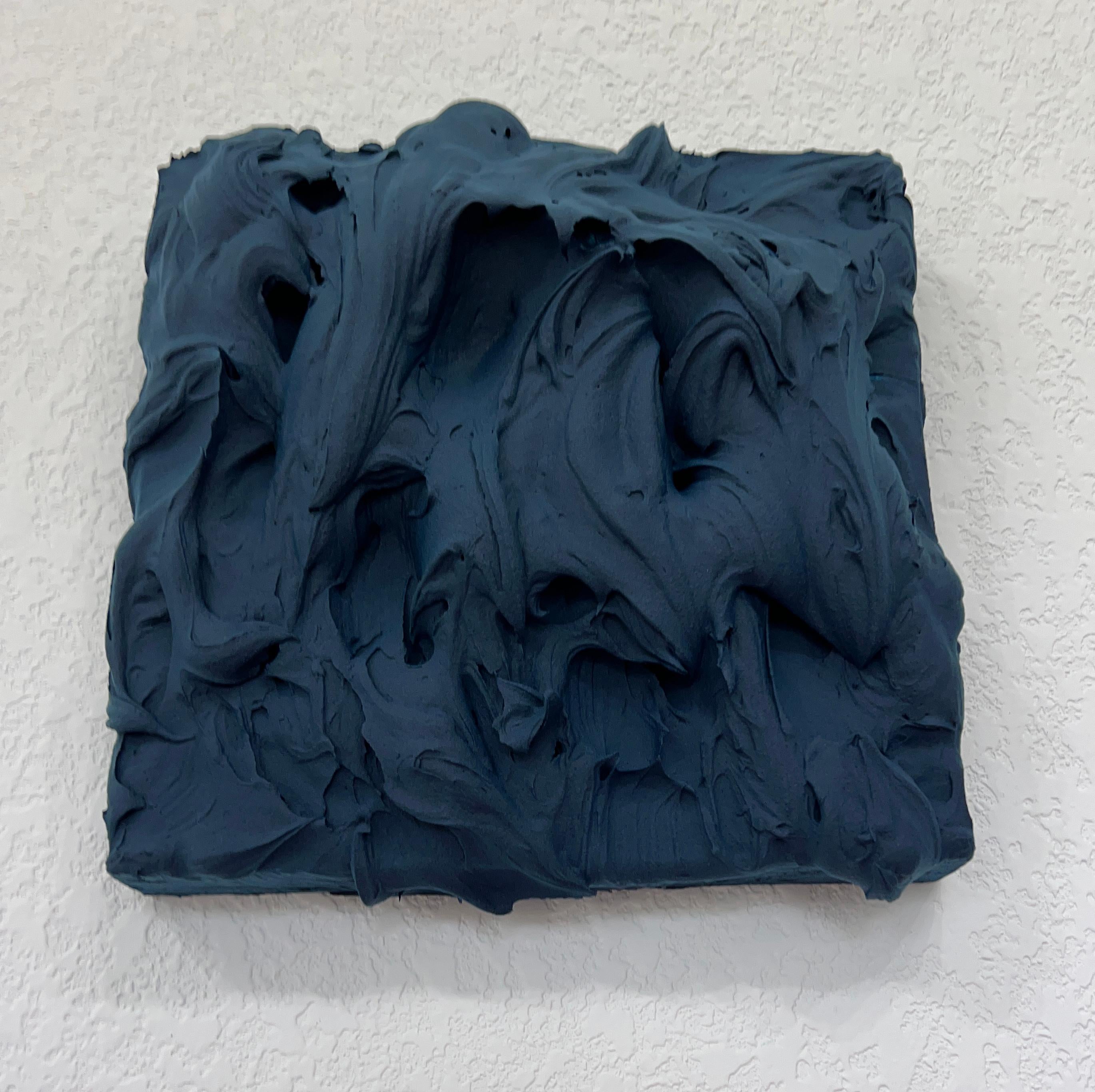 Exceso de azul de Prusia (pintura de empaste grueso diseño monocromo cuadrado de tarta pop) - Sculpture de Chloe Hedden