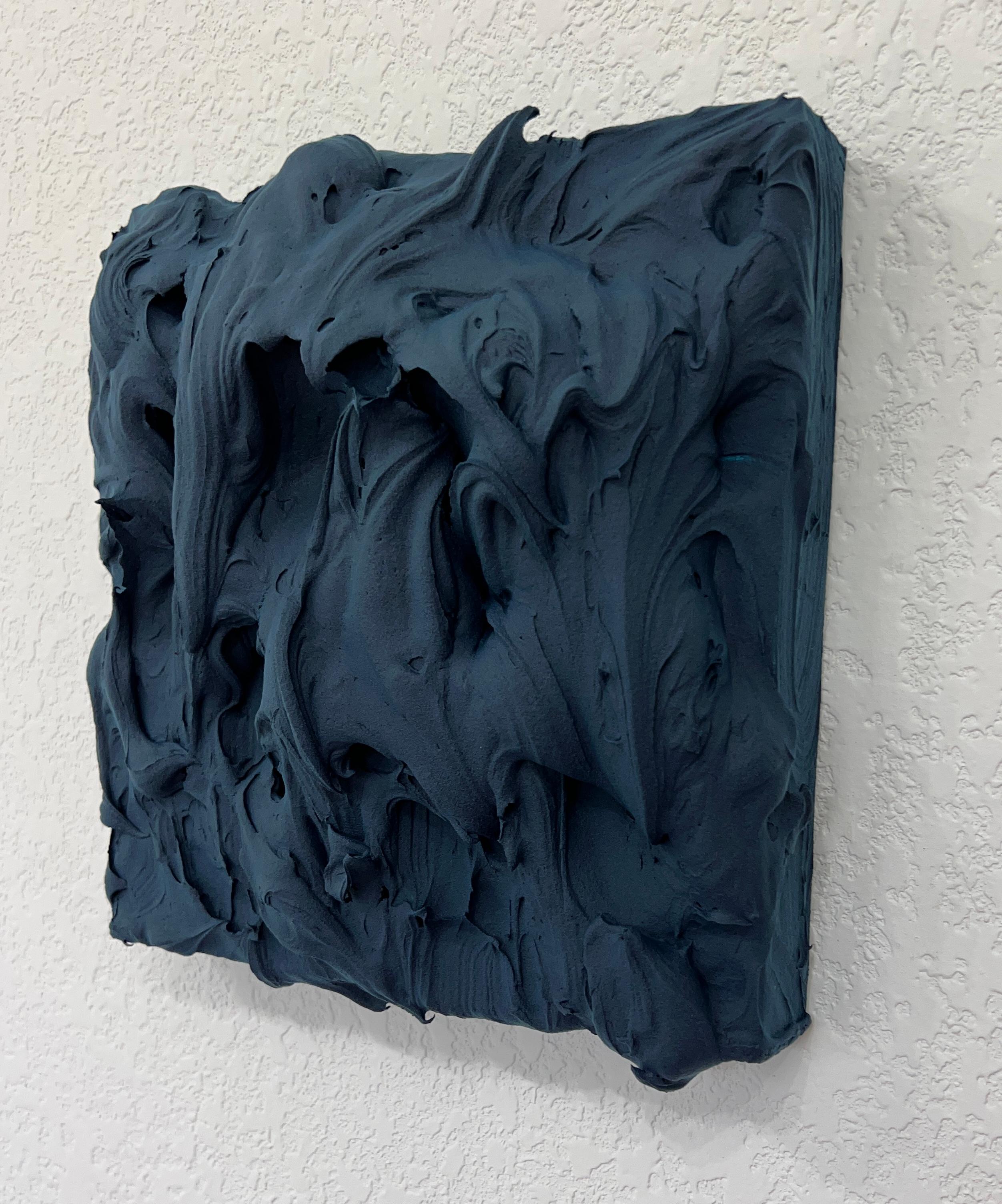 Exceso de azul de Prusia (pintura de empaste grueso diseño monocromo cuadrado de tarta pop) - Abstract Sculpture Azul de Chloe Hedden