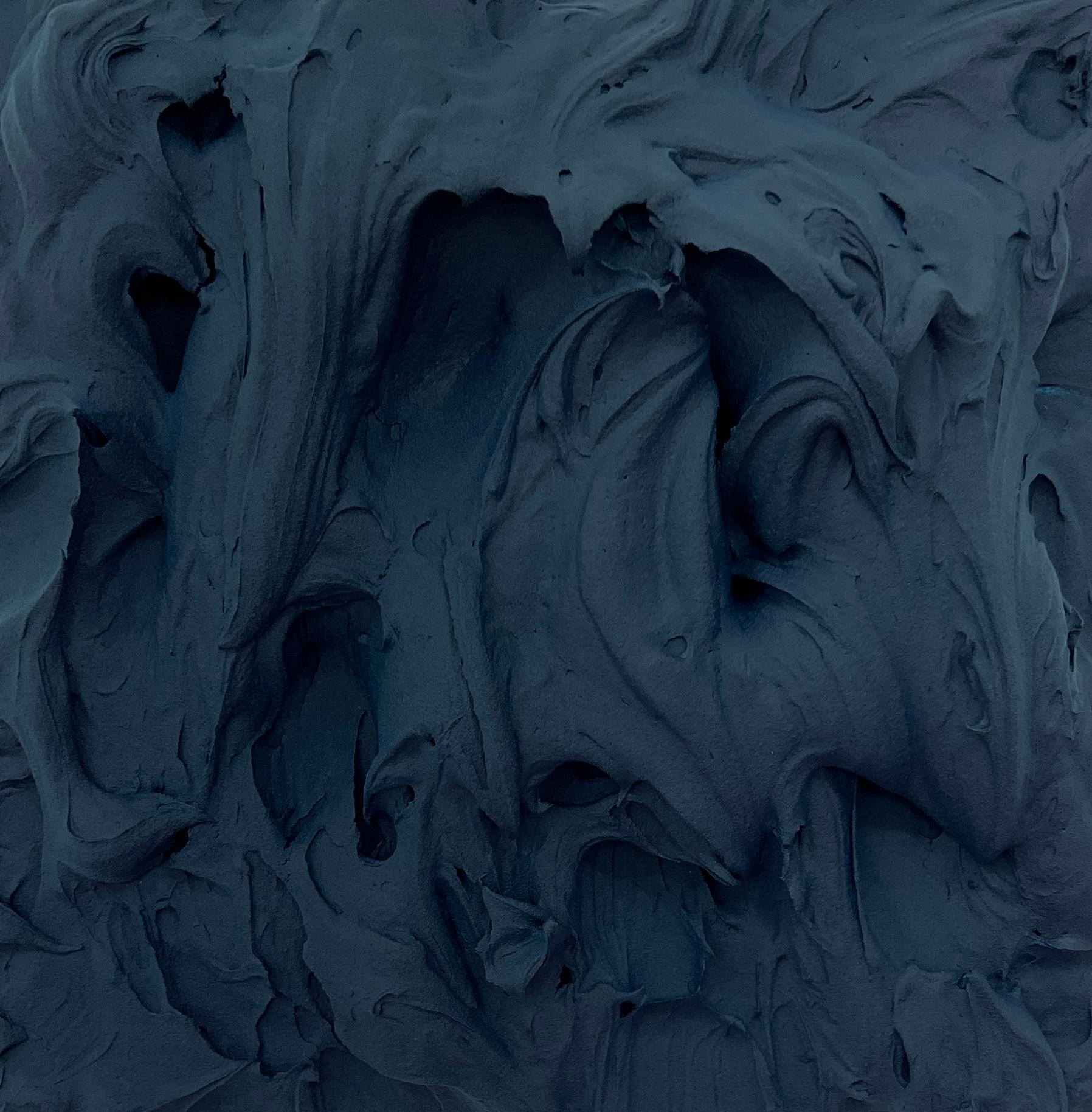 El Exceso Azul Prusia de Chloe Hedden, de su serie Exceso, encarna el Excesivismo a través de su gruesa y escultural aplicación de pintura, que crea una superficie muy texturizada, casi turbulenta. El profundo y sombrío azul de Prusia