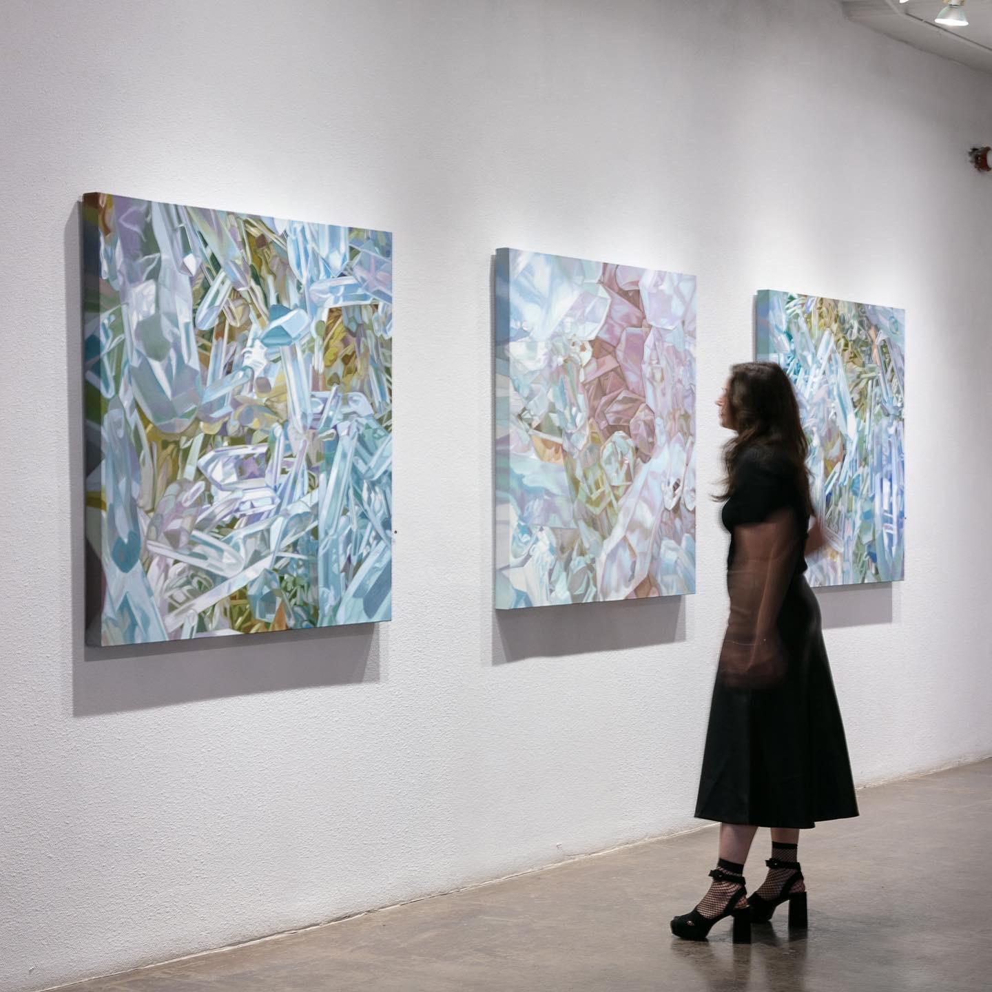 Quarz Regenbogen (Pastelle Kristalle realistische kostbare Mineralien Ölgemälde Leinwand) – Painting von Chloe Hedden