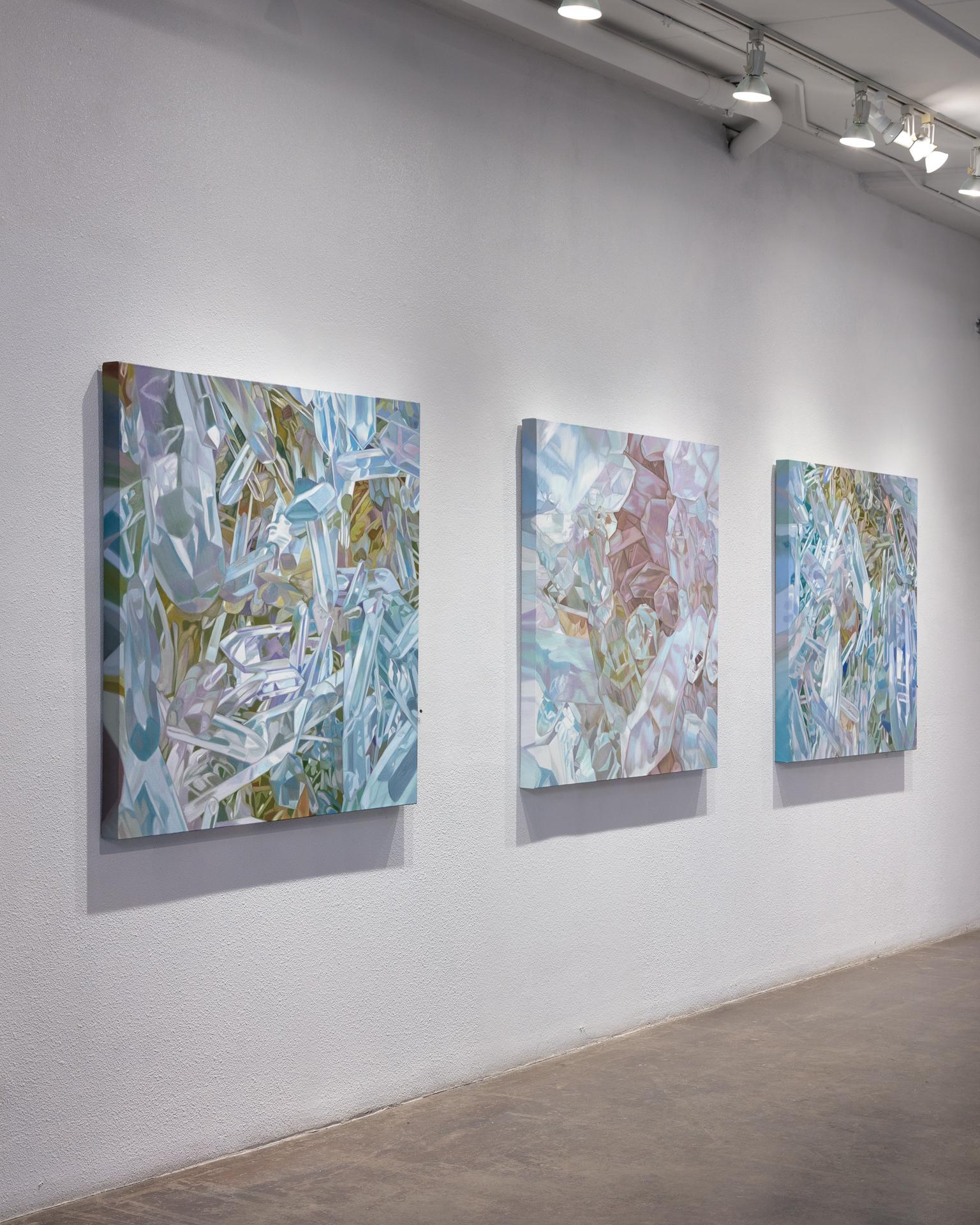 Quarz Regenbogen (Pastelle Kristalle realistische kostbare Mineralien Ölgemälde Leinwand) (Grau), Abstract Painting, von Chloe Hedden