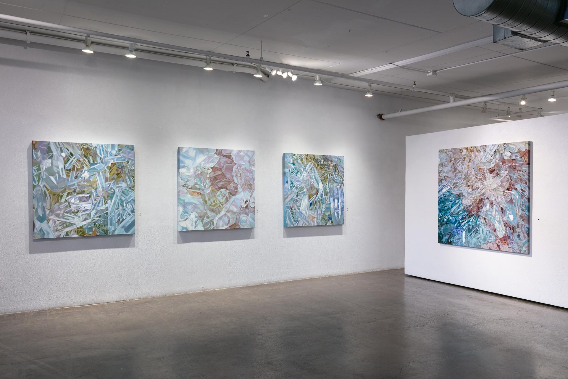 Quarz-Universum (Pastelle Kristalle realistische kostbare Mineralien Ölgemälde Leinwand) (Blau), Abstract Painting, von Chloe Hedden