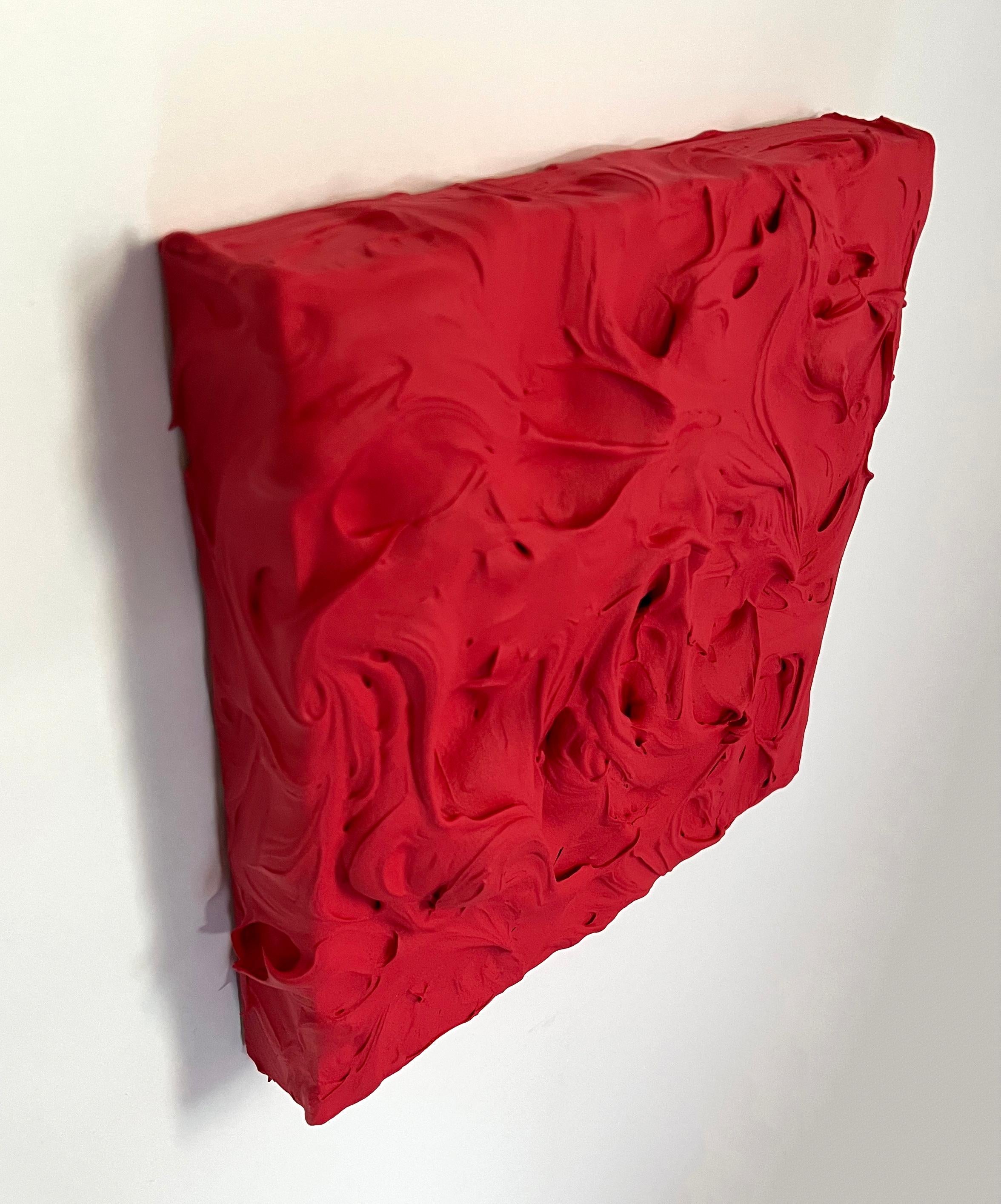 Red Excess (pittura a impasto spesso e vibrante, design pop monocromatico quadrato) - Sculpture Pop Art di Chloe Hedden