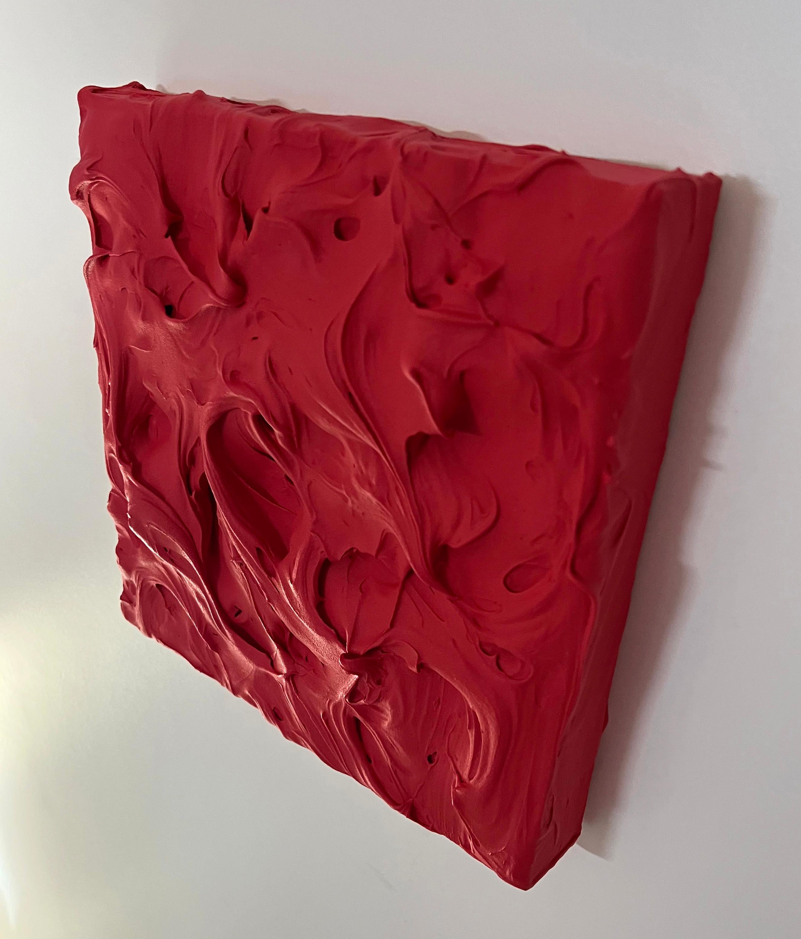 Red Excess (pittura a impasto spesso e vibrante, design pop monocromatico quadrato) - Abstract Sculpture Rosso di Chloe Hedden