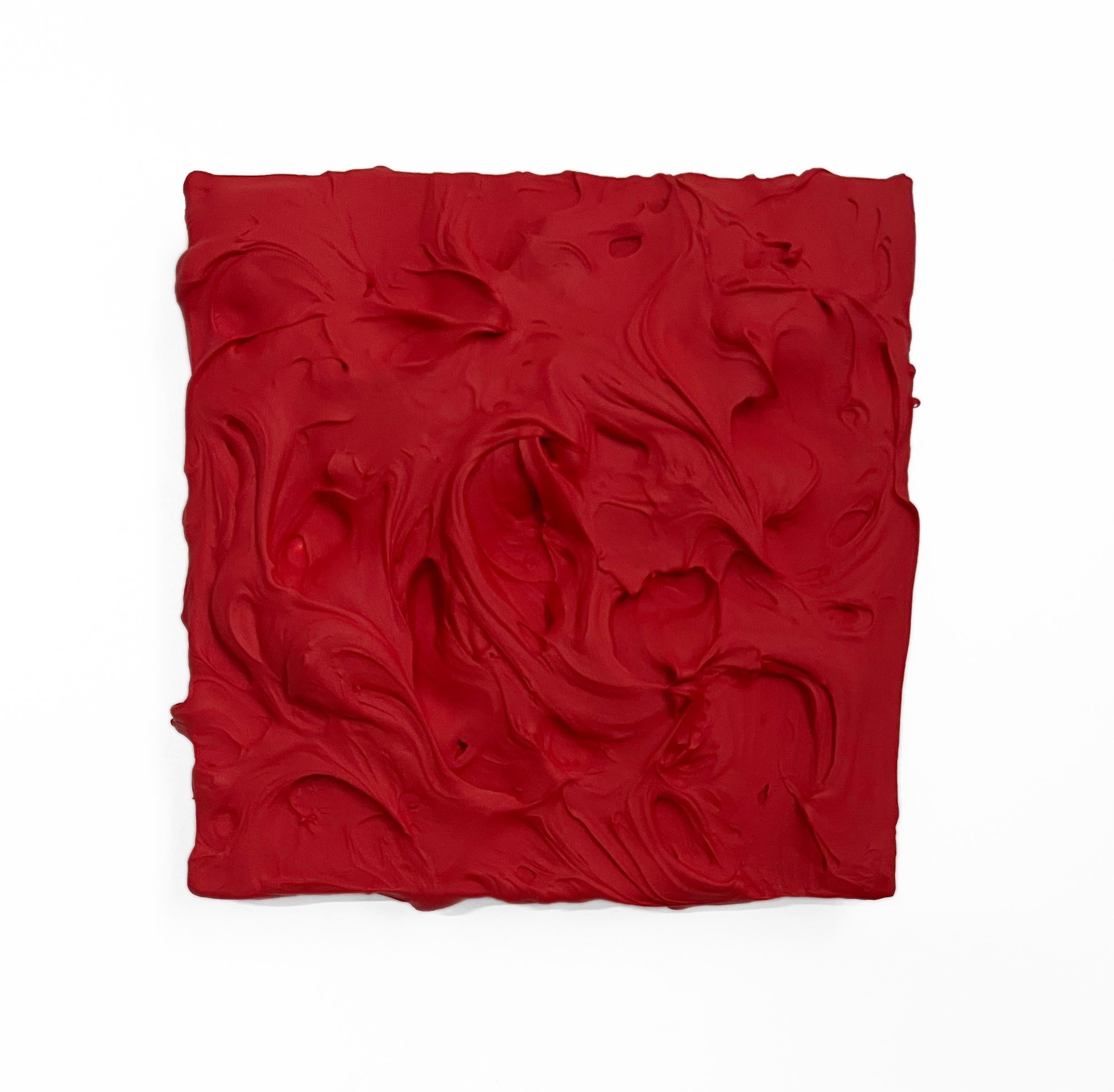 Abstract Sculpture di Chloe Hedden - Red Excess (pittura a impasto spesso e vibrante, design pop monocromatico quadrato)