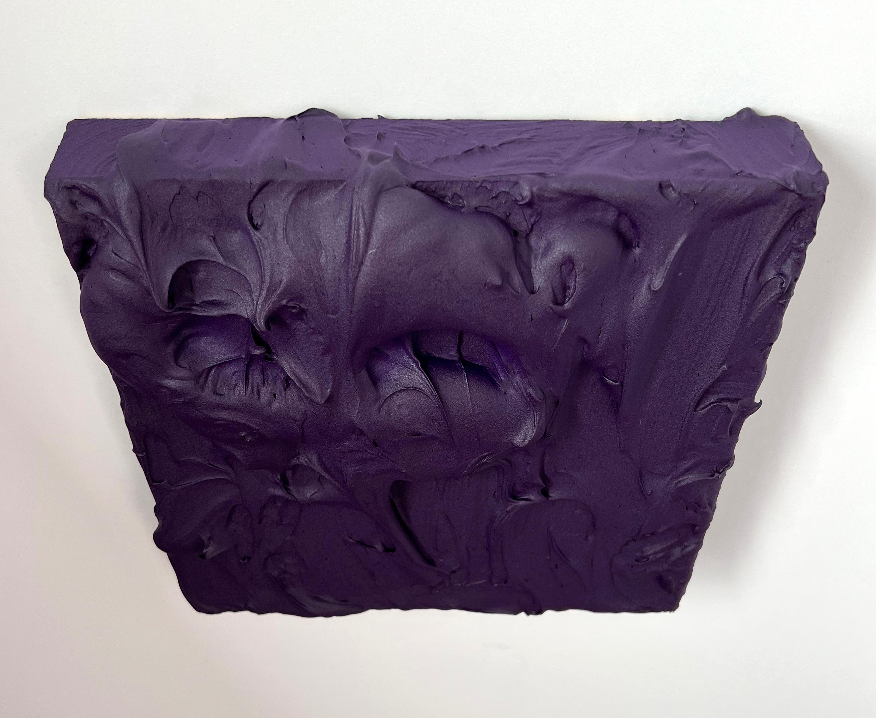 Royal Purple Excess (thick impasto painting monochrome Pop-Art quadratisches Design) – Painting von Chloe Hedden