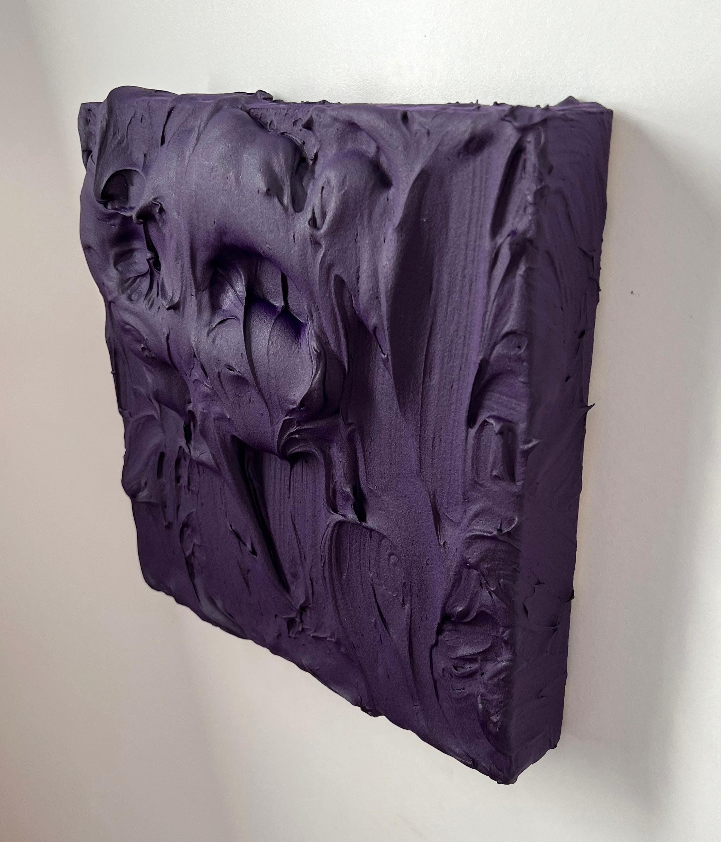 Exceso de púrpura real (pintura de empaste grueso diseño cuadrado monocromo de arte pop) - Abstract Sculpture Marrón de Chloe Hedden