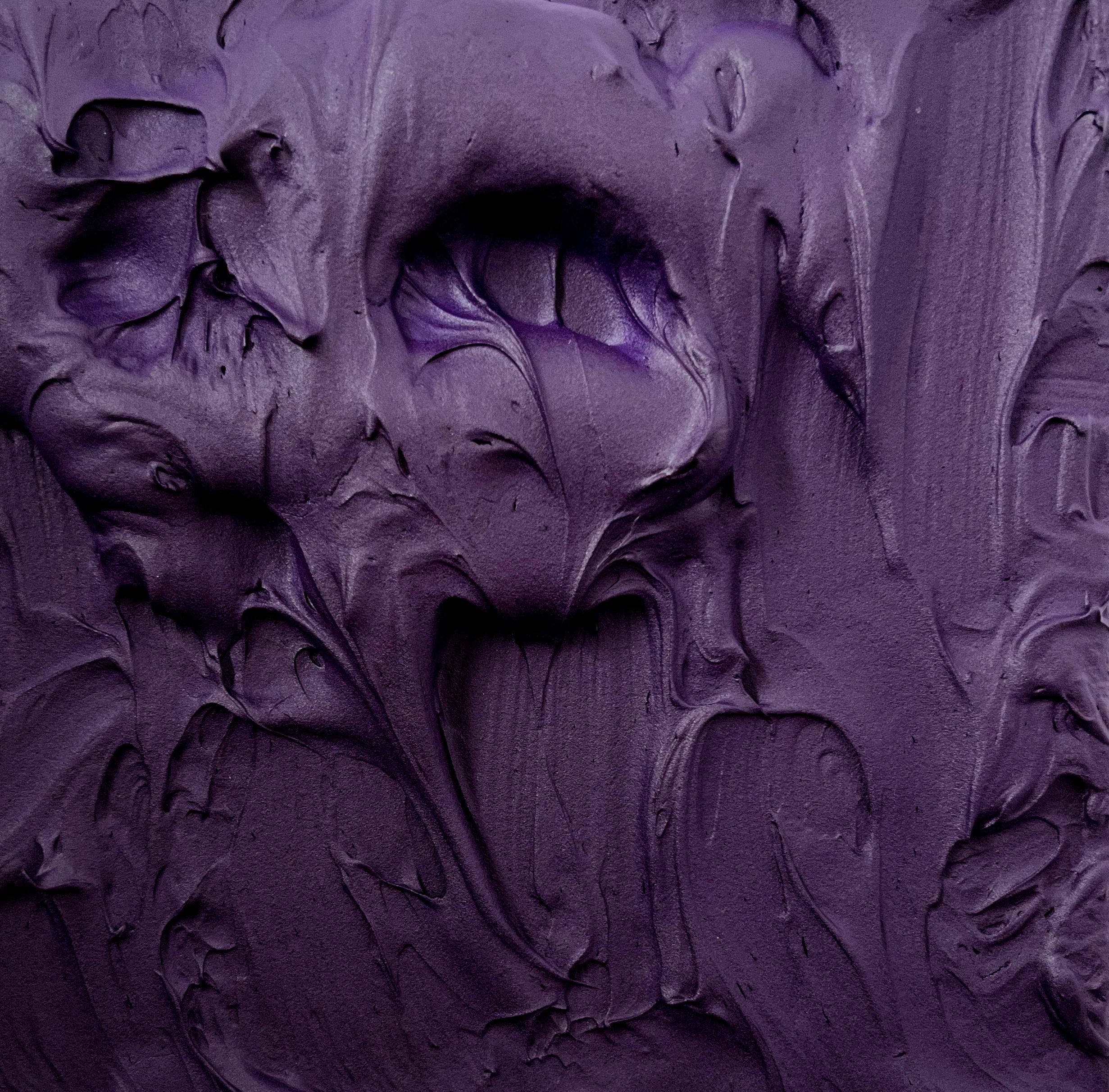 Royal Purple Excess (thick impasto painting monochrome Pop-Art quadratisches Design) im Angebot 3