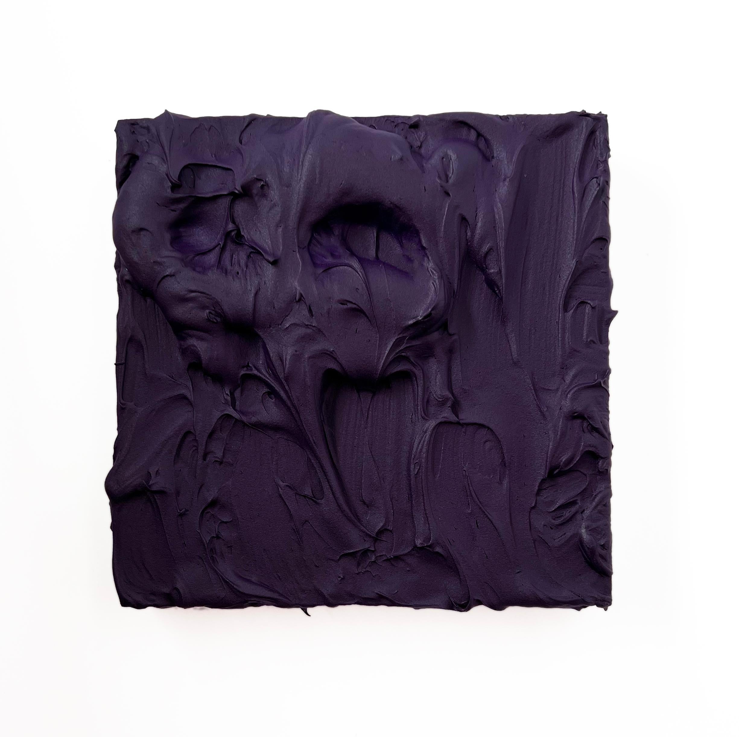 Abstract Sculpture de Chloe Hedden - Exceso de púrpura real (pintura de empaste grueso diseño cuadrado monocromo de arte pop)