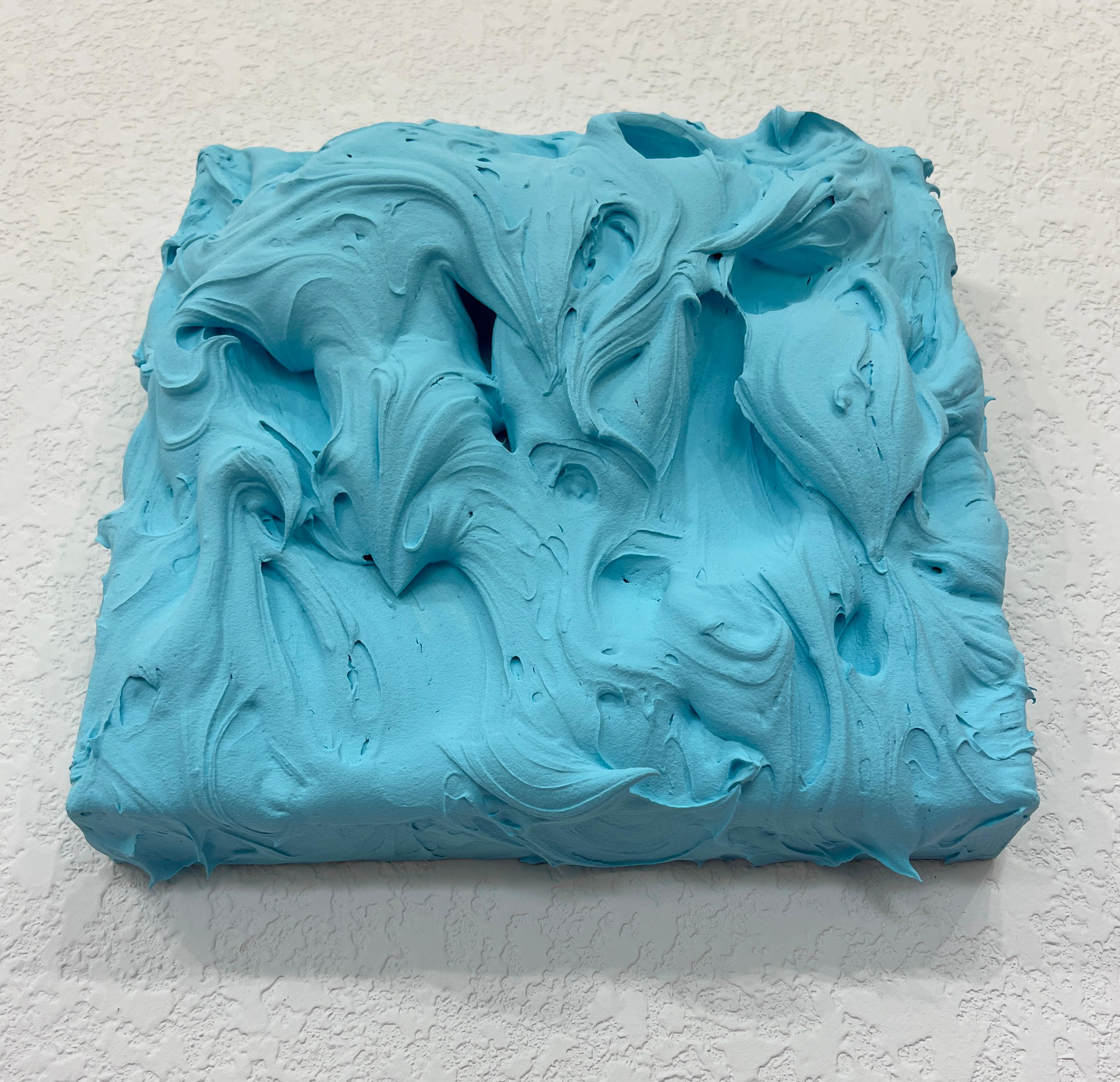 Sky Blue Excess (pittura a impasto spesso, disegno monocromatico pop quadrato) - Sculpture Pop Art di Chloe Hedden